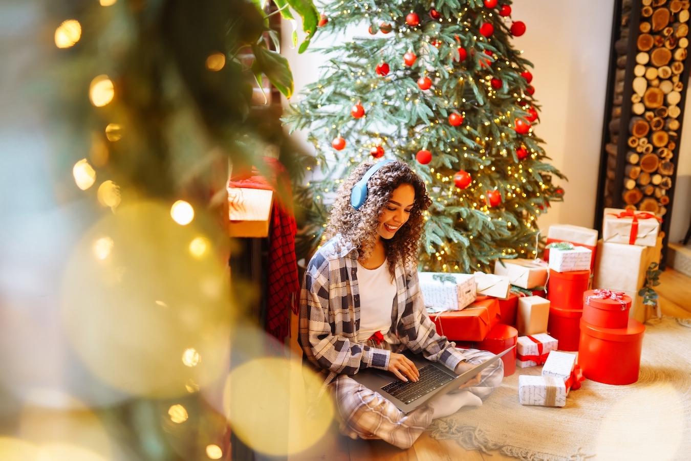 10 Hacks for Saving Money This Holiday Season