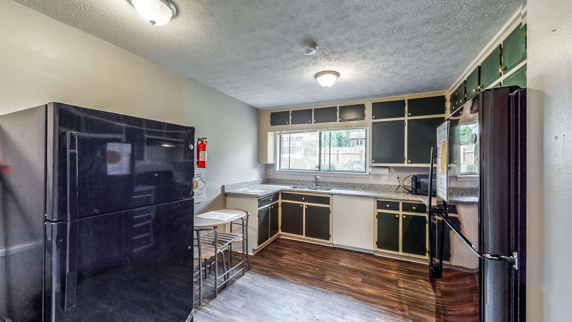 kitchen, detected: kitchen stove, refrigerator, stove