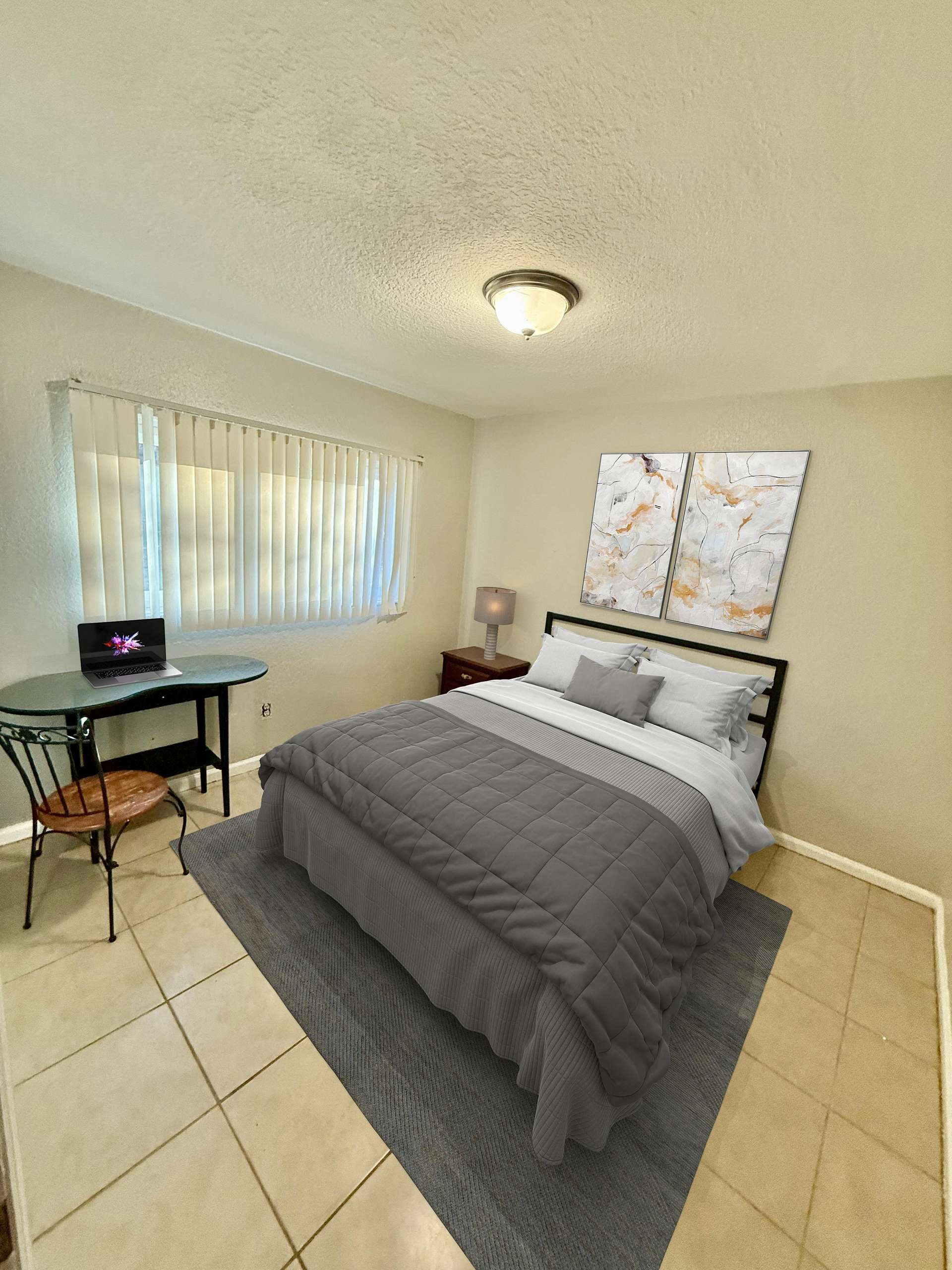 Large and spacious room with Queen bed