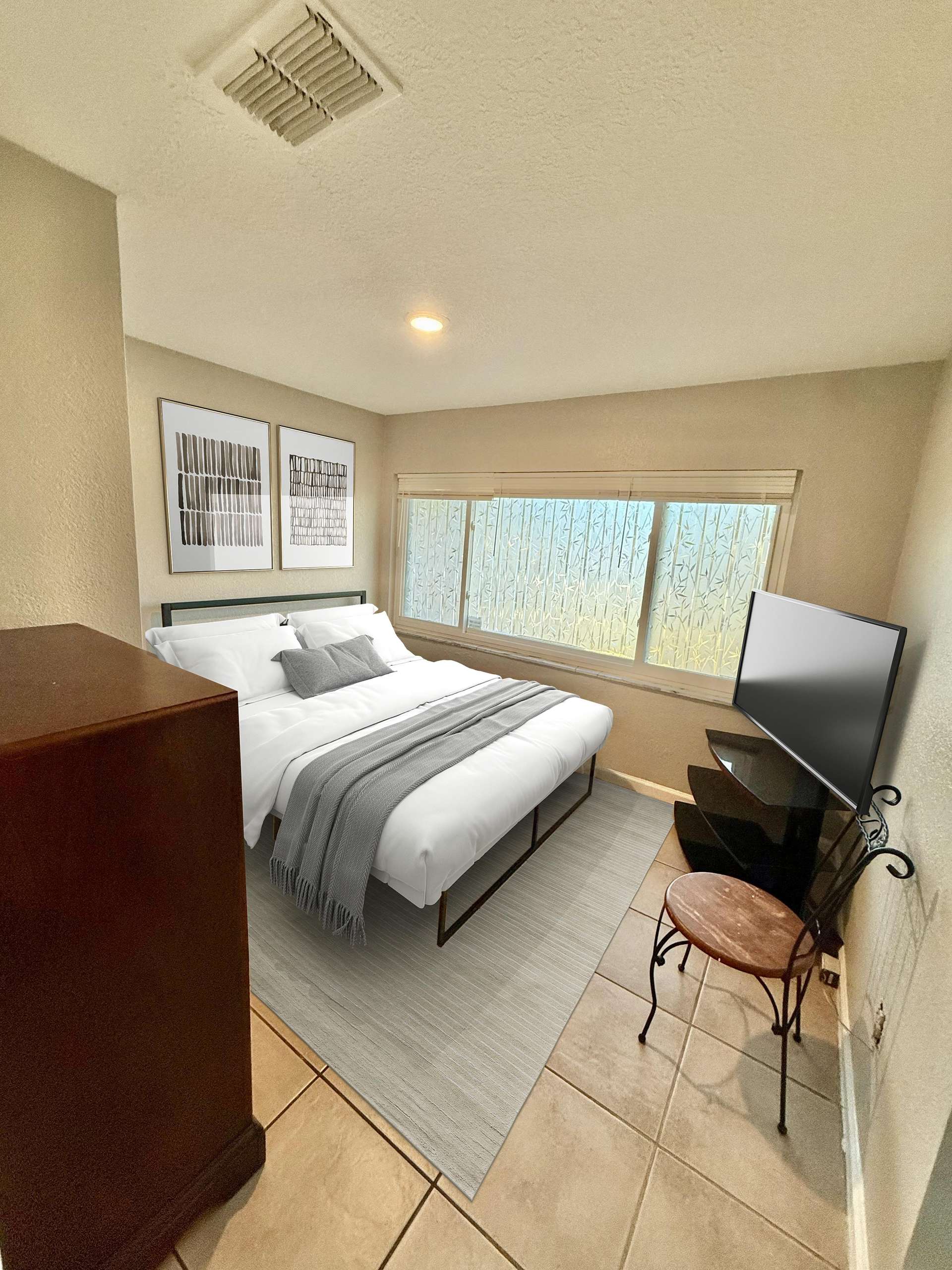 Large and spacious room with Queen bed