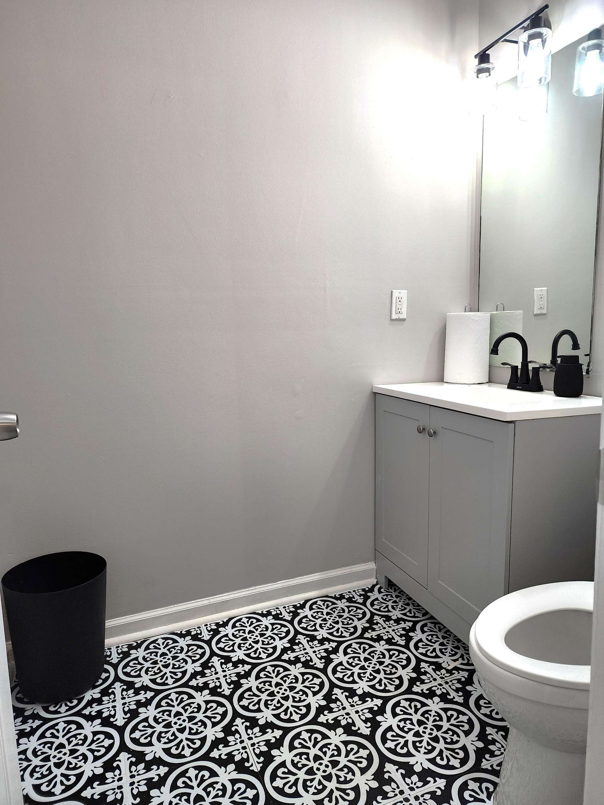 Hall 1/2 Bath