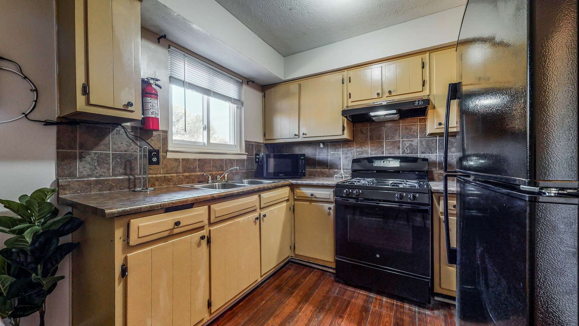 kitchen, detected: kitchen stove, stove, gas stove, microwave oven