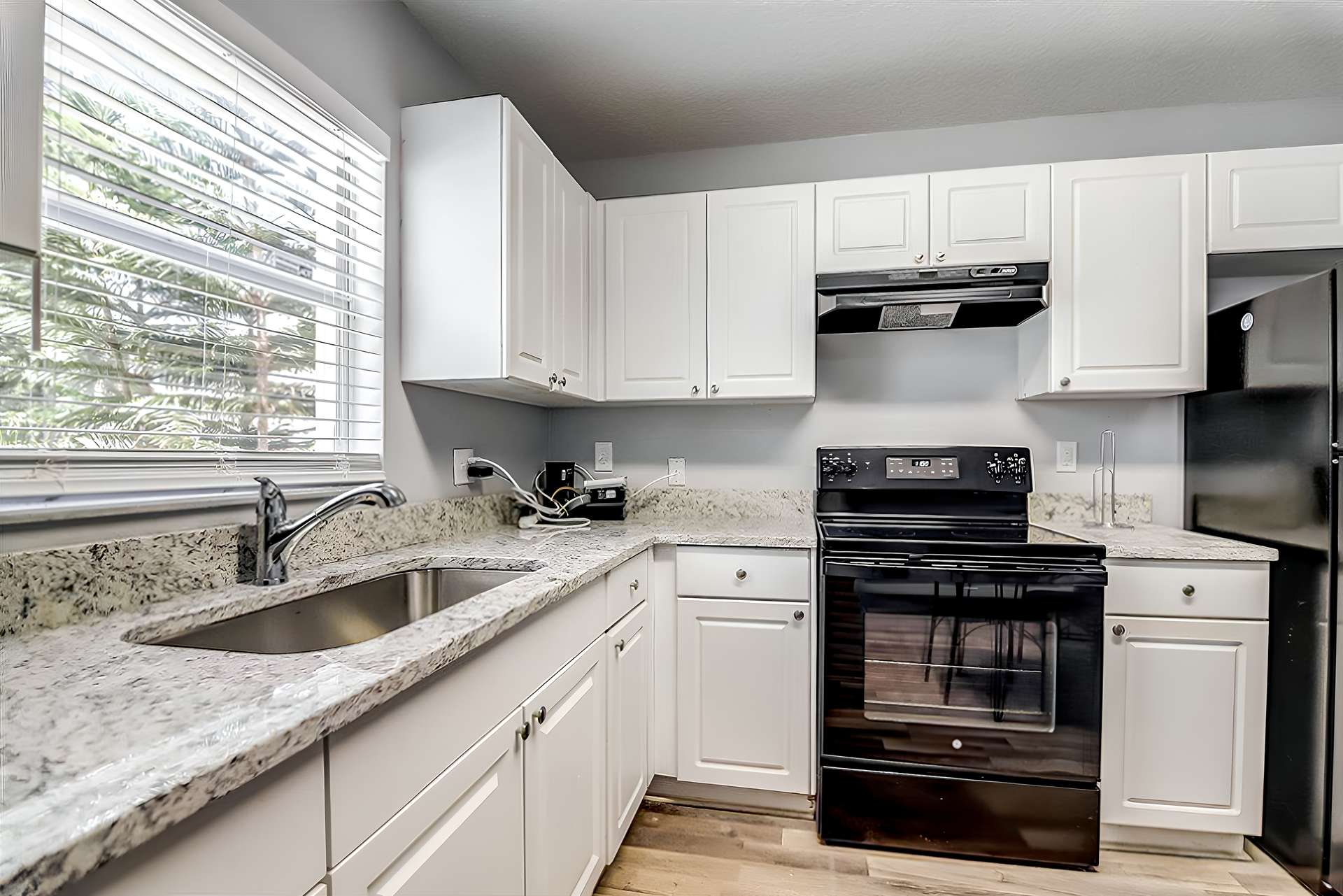 kitchen, detected: kitchen stove, stove, gas stove, microwave oven
