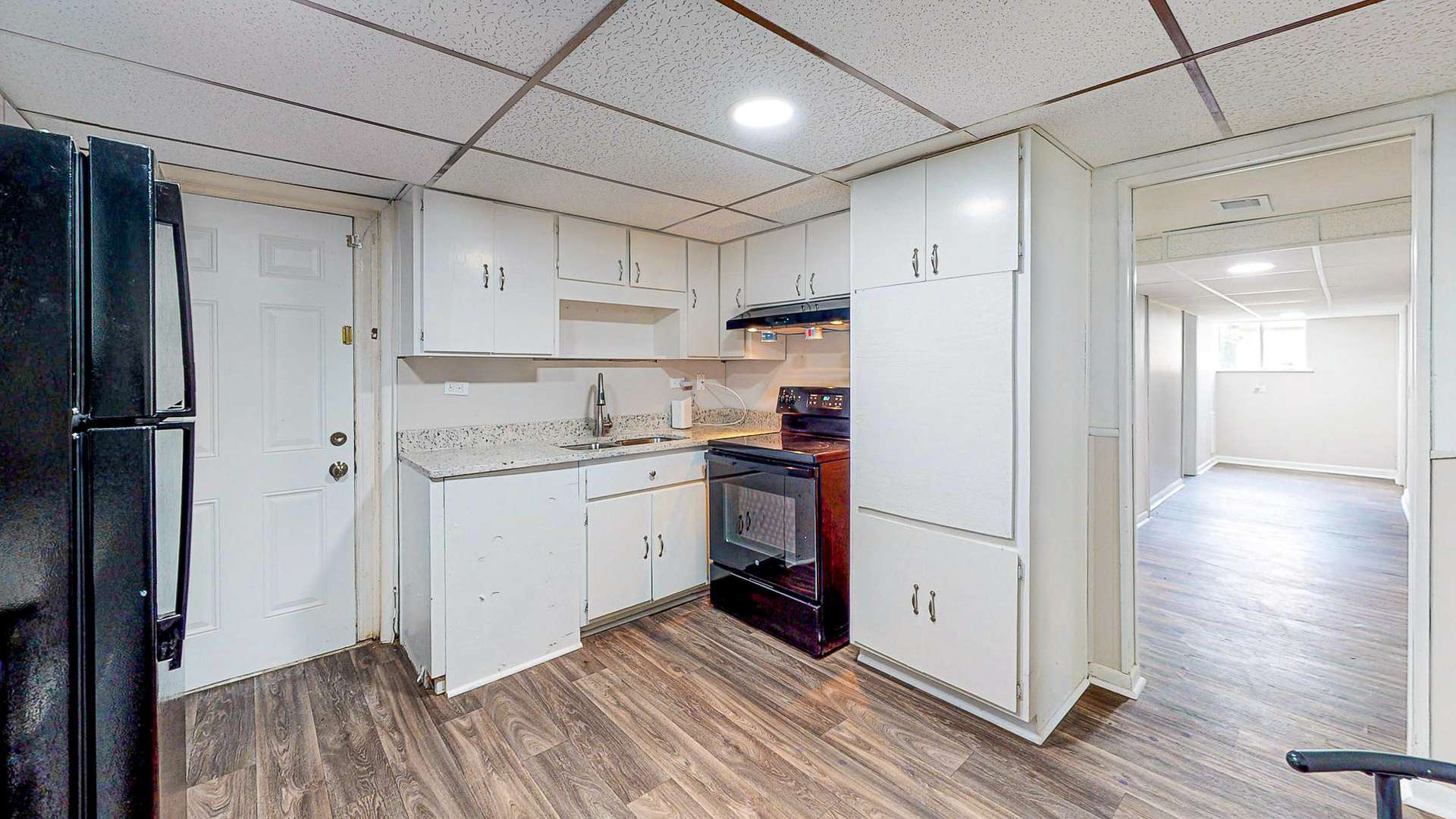 kitchen, detected: kitchen stove, stove, refrigerator