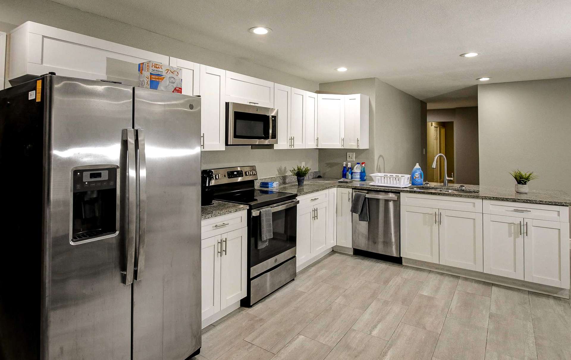 kitchen, detected: kitchen stove, refrigerator, stove, microwave oven
