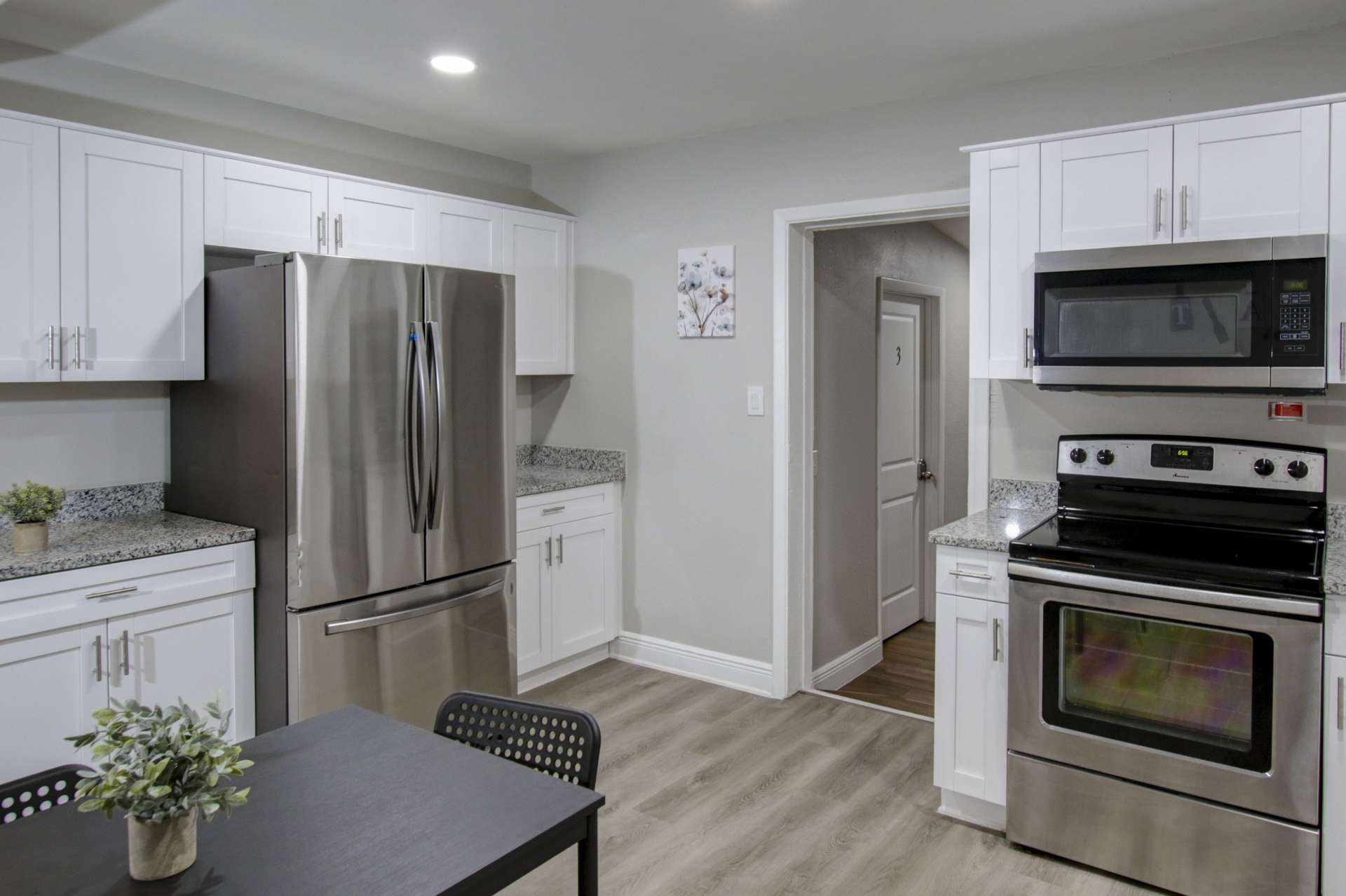 kitchen, detected:kitchen stove, gas stove, stove, microwave oven