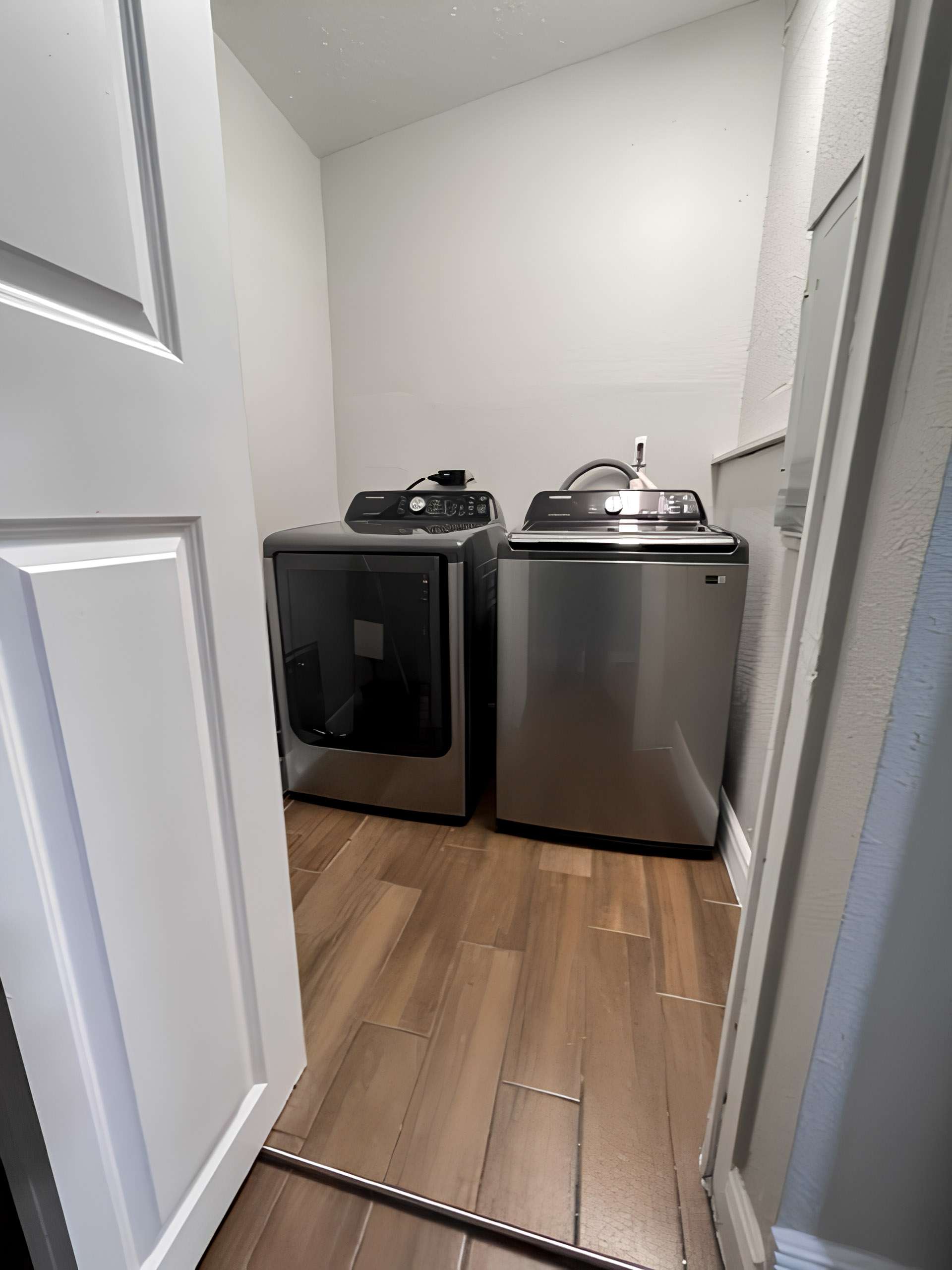 kitchen, detected:kitchen stove, stove, gas stove, refrigerator, microwave oven