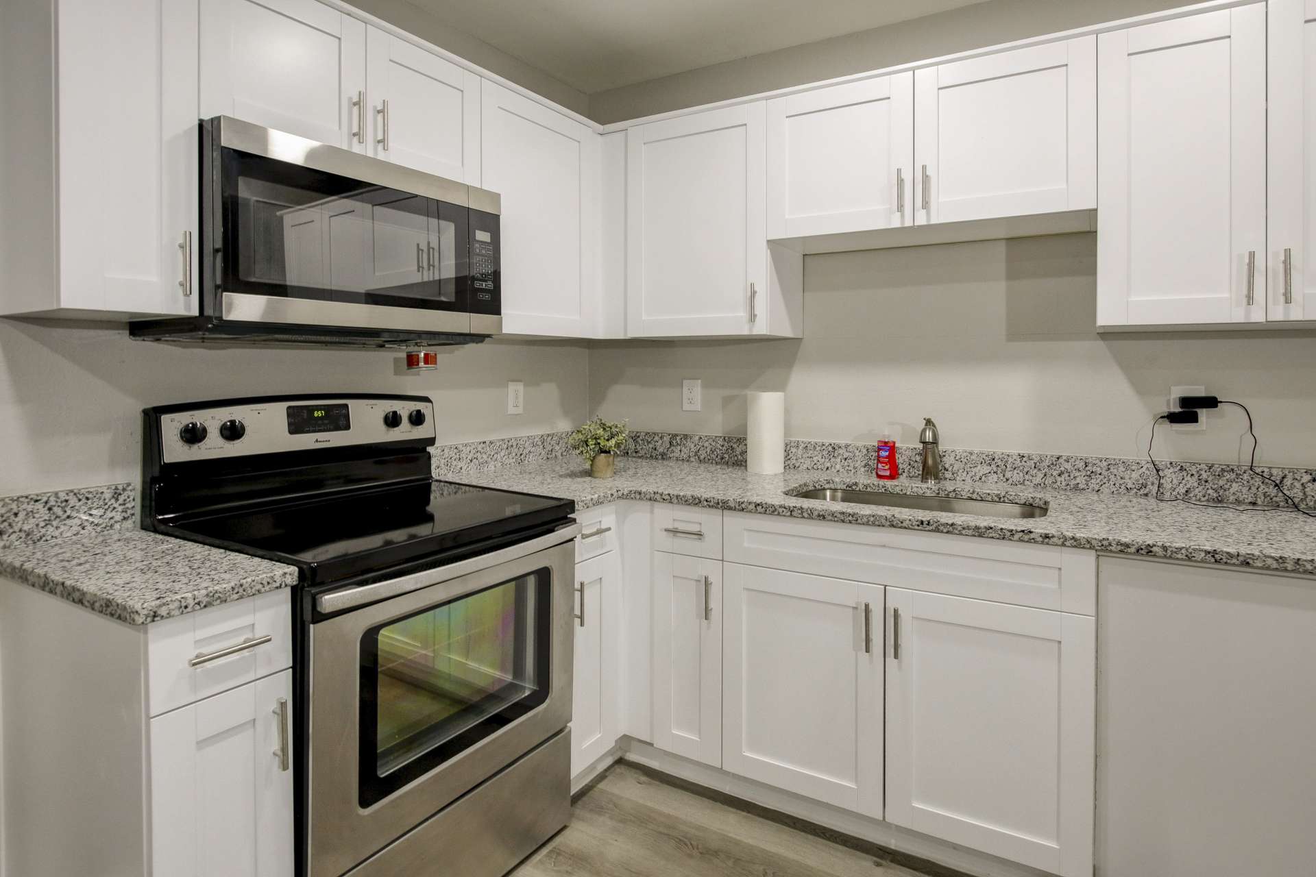 kitchen, detected:kitchen stove, stove, gas stove, microwave oven