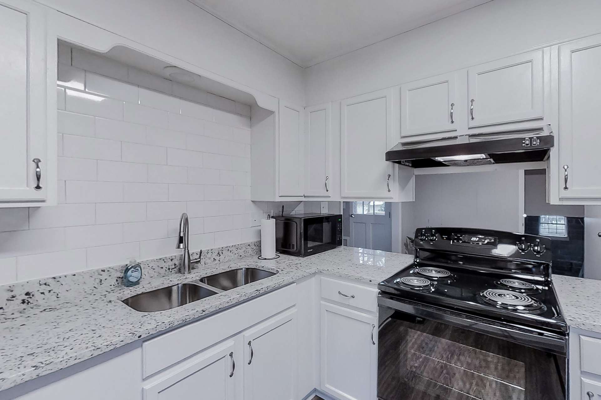 kitchen, detected:kitchen stove, gas stove, stove, microwave oven