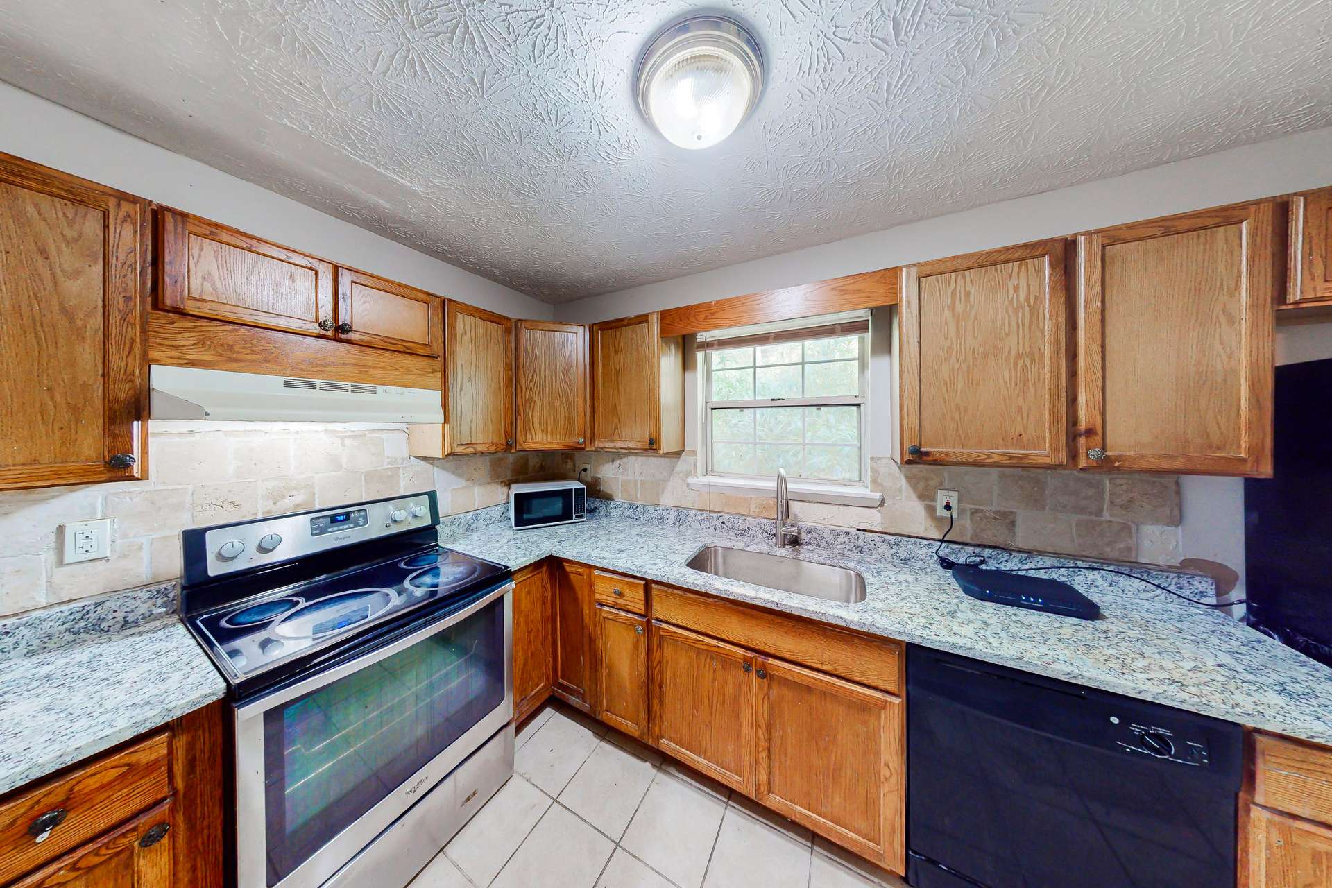 kitchen, detected:kitchen stove, stove, gas stove, microwave oven