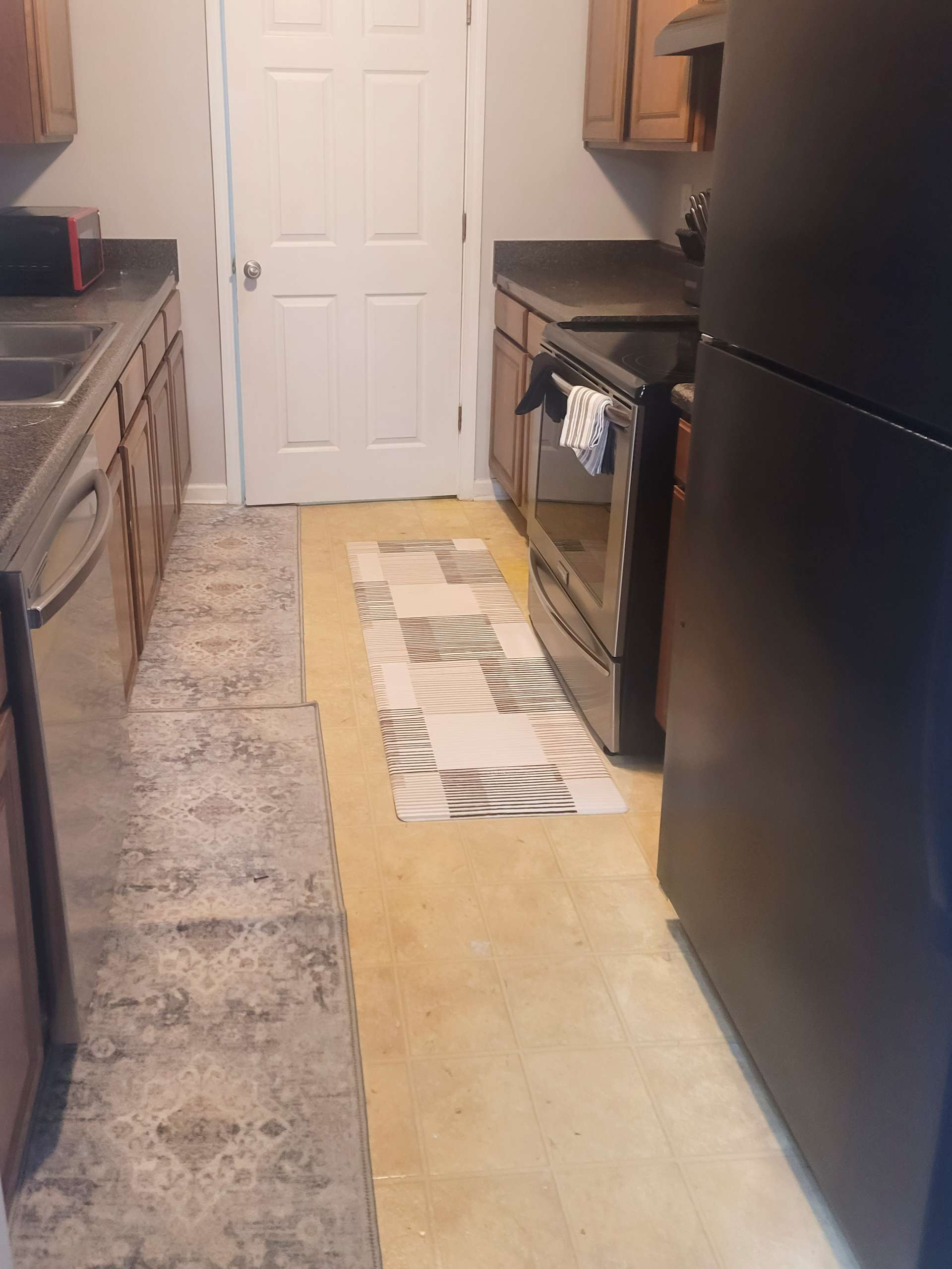 kitchen, detected:kitchen stove, stove, carpet