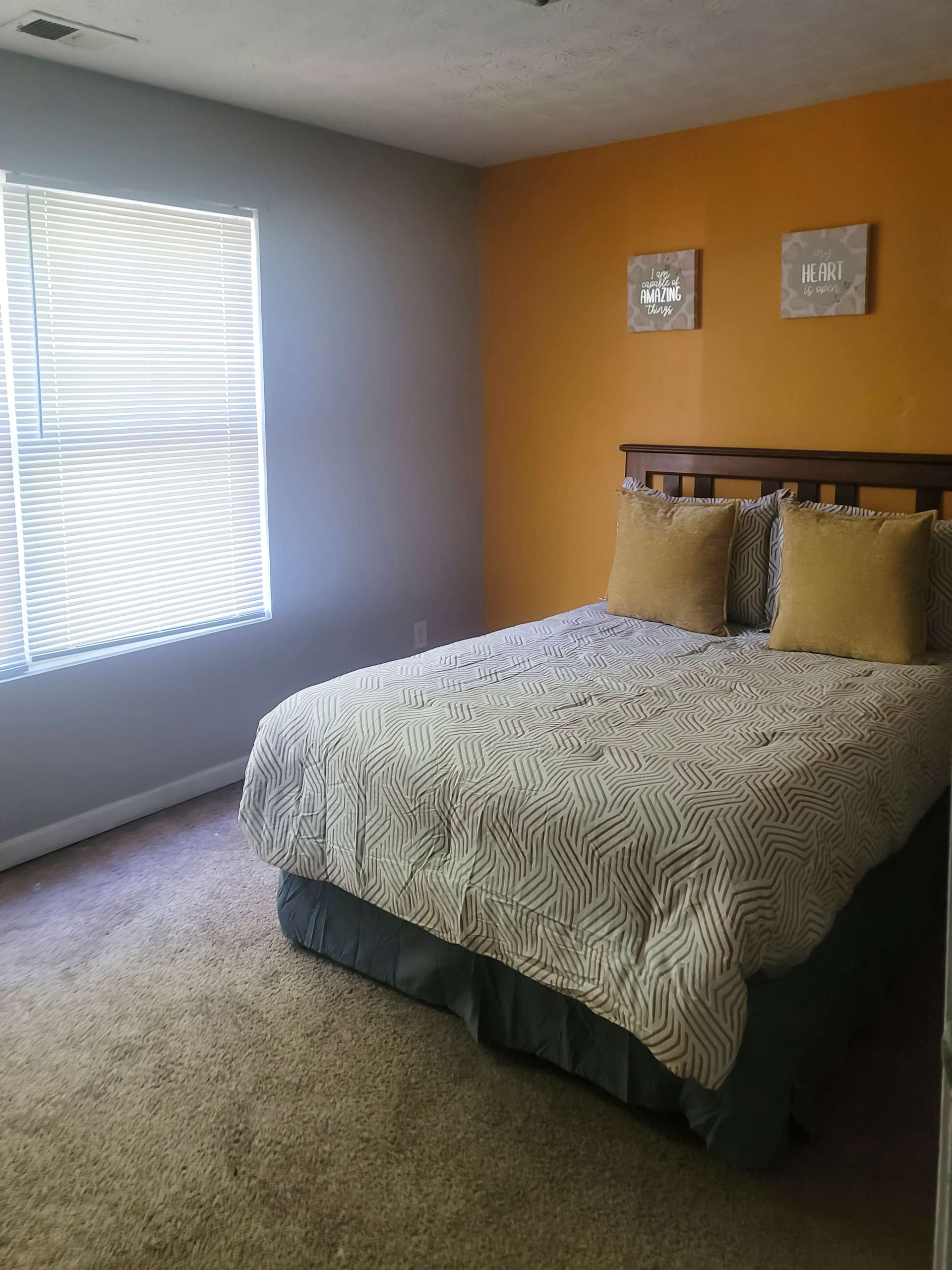 bedroom, detected:window blind, ceiling fan, bed