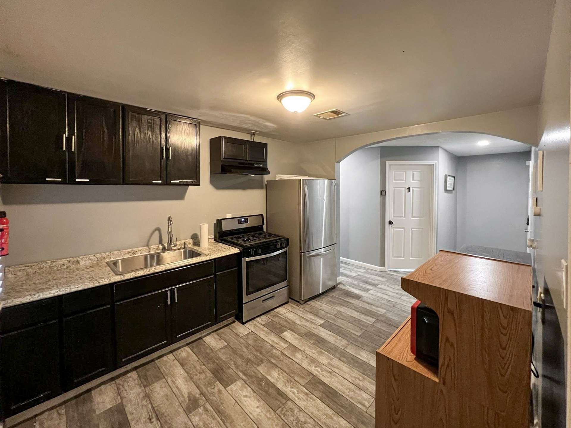 kitchen, detected:kitchen stove, stove, gas stove, microwave oven