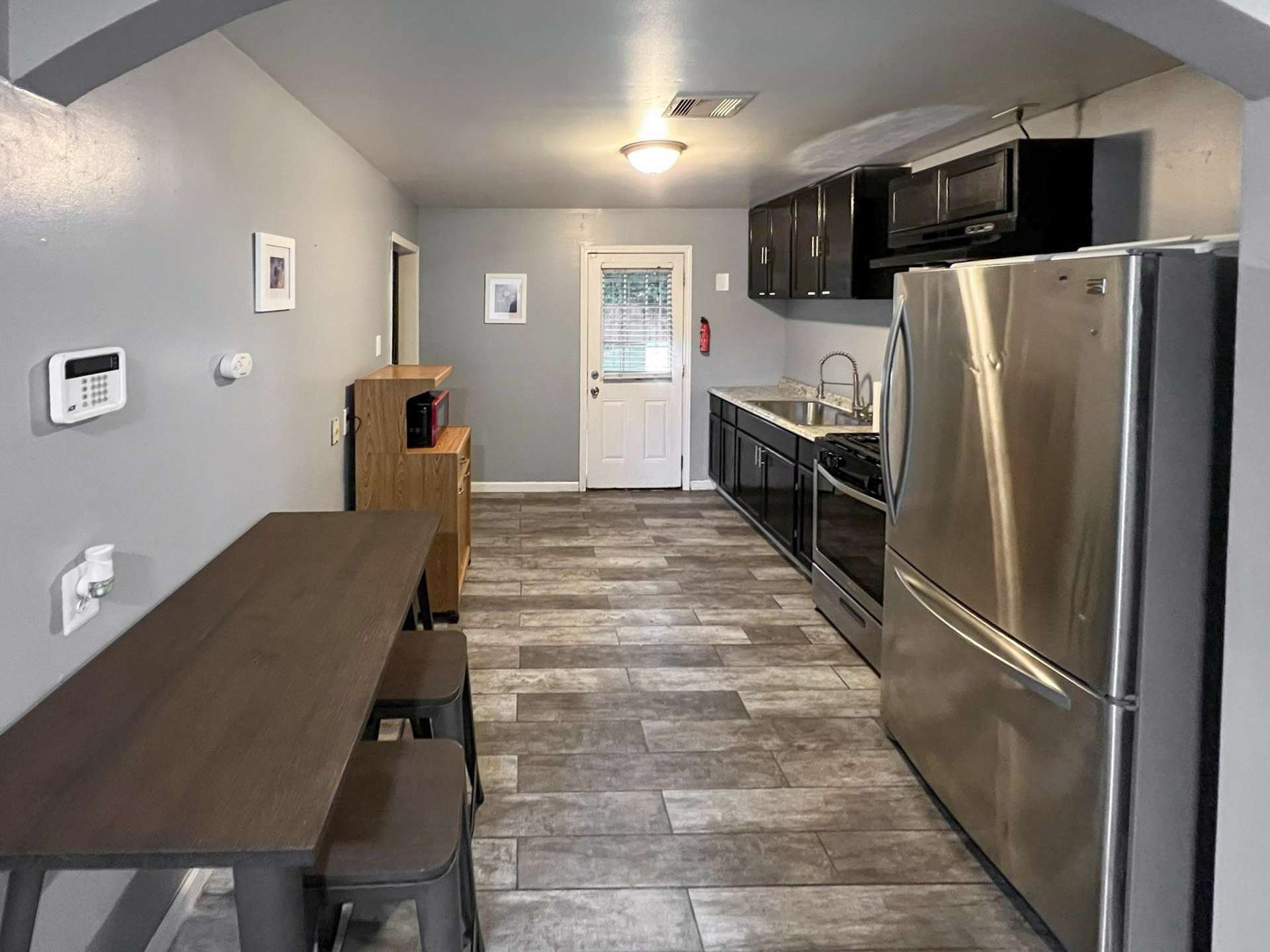 kitchen, detected:refrigerator