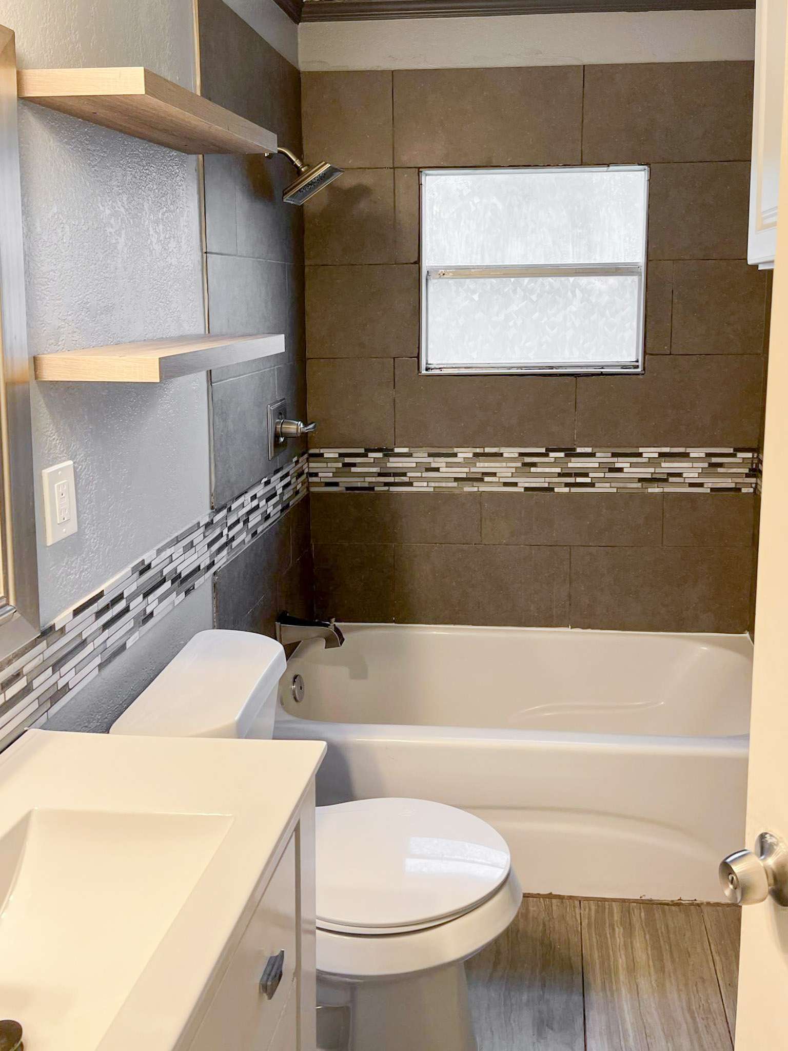 bathroom, detected:bathtub, shower