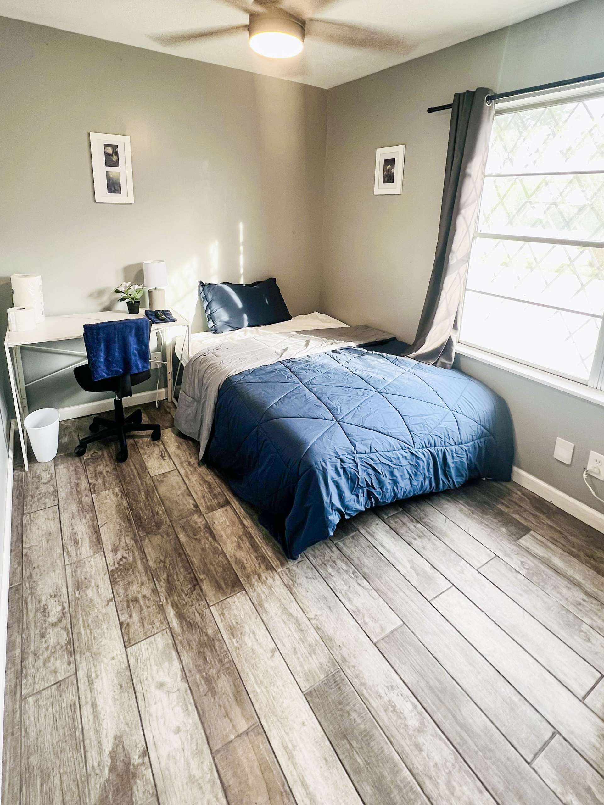 bedroom, detected:ceiling fan, window blind, bed