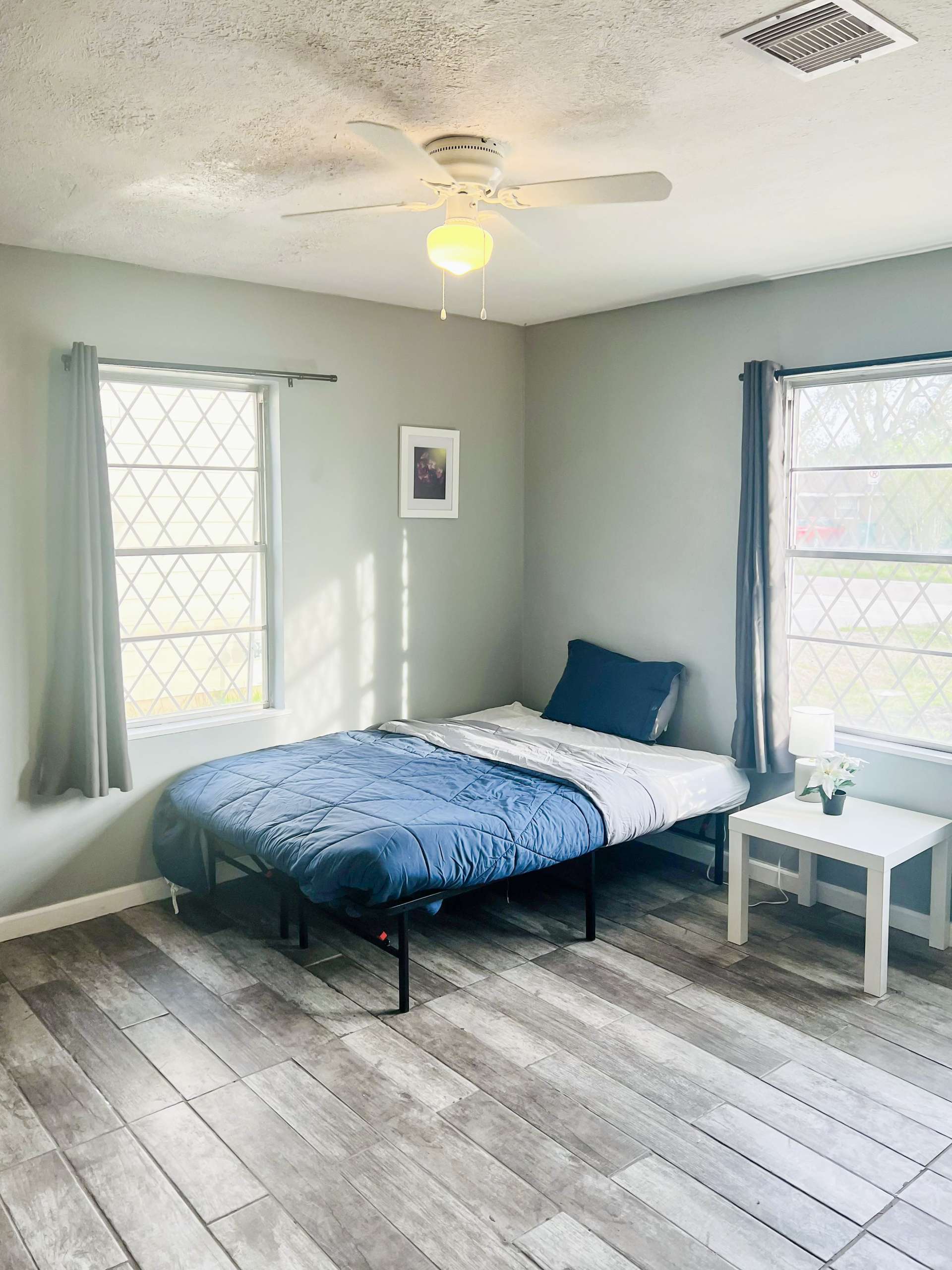 bedroom, detected:window blind, ceiling fan, bed