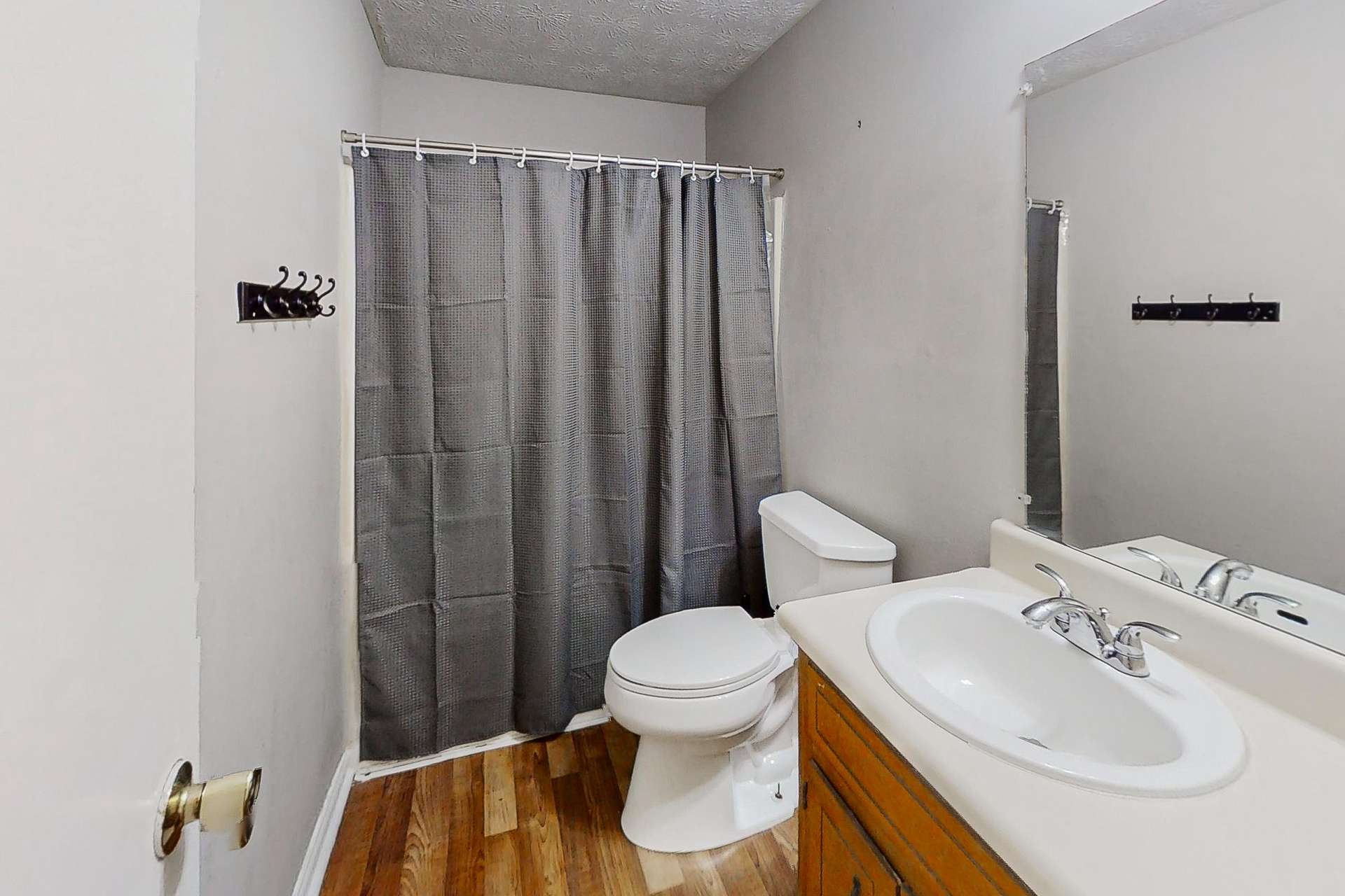 Guest Bathroom (for Bedroom 2)