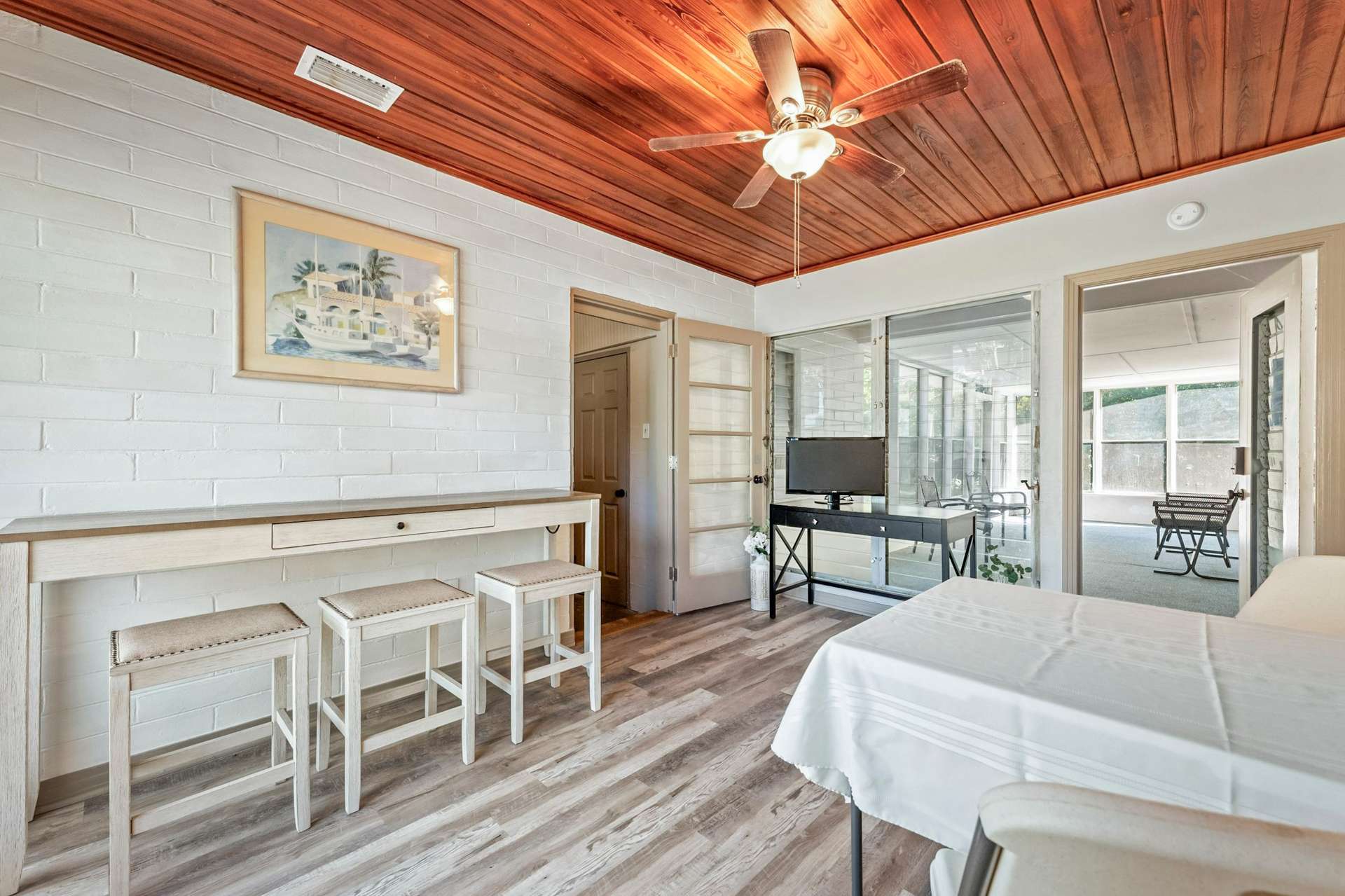 living_room, detected:ceiling fan