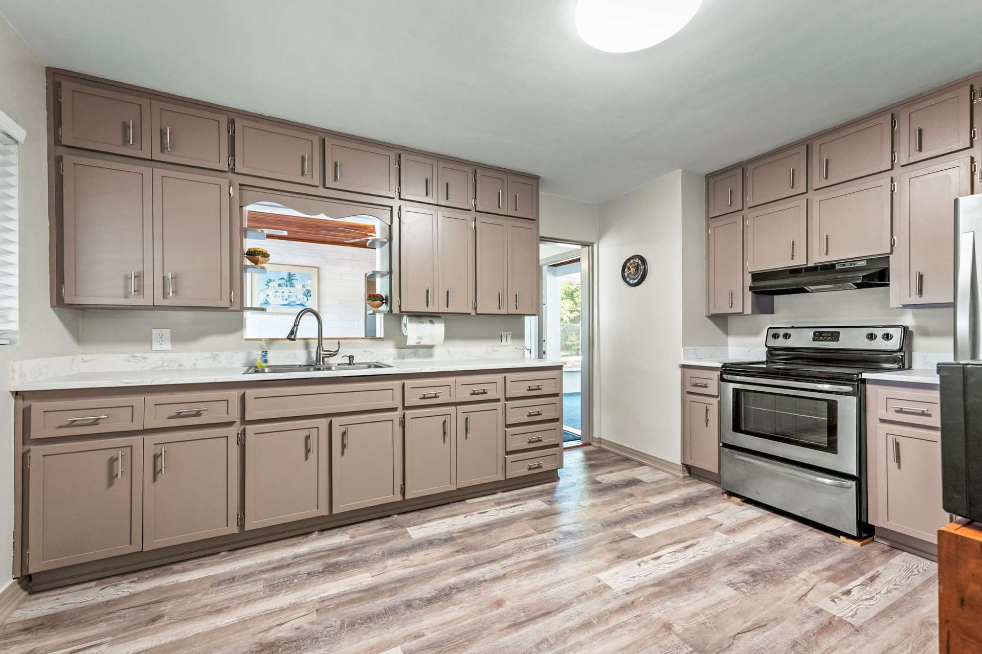kitchen, detected:kitchen stove, stove, gas stove, microwave oven