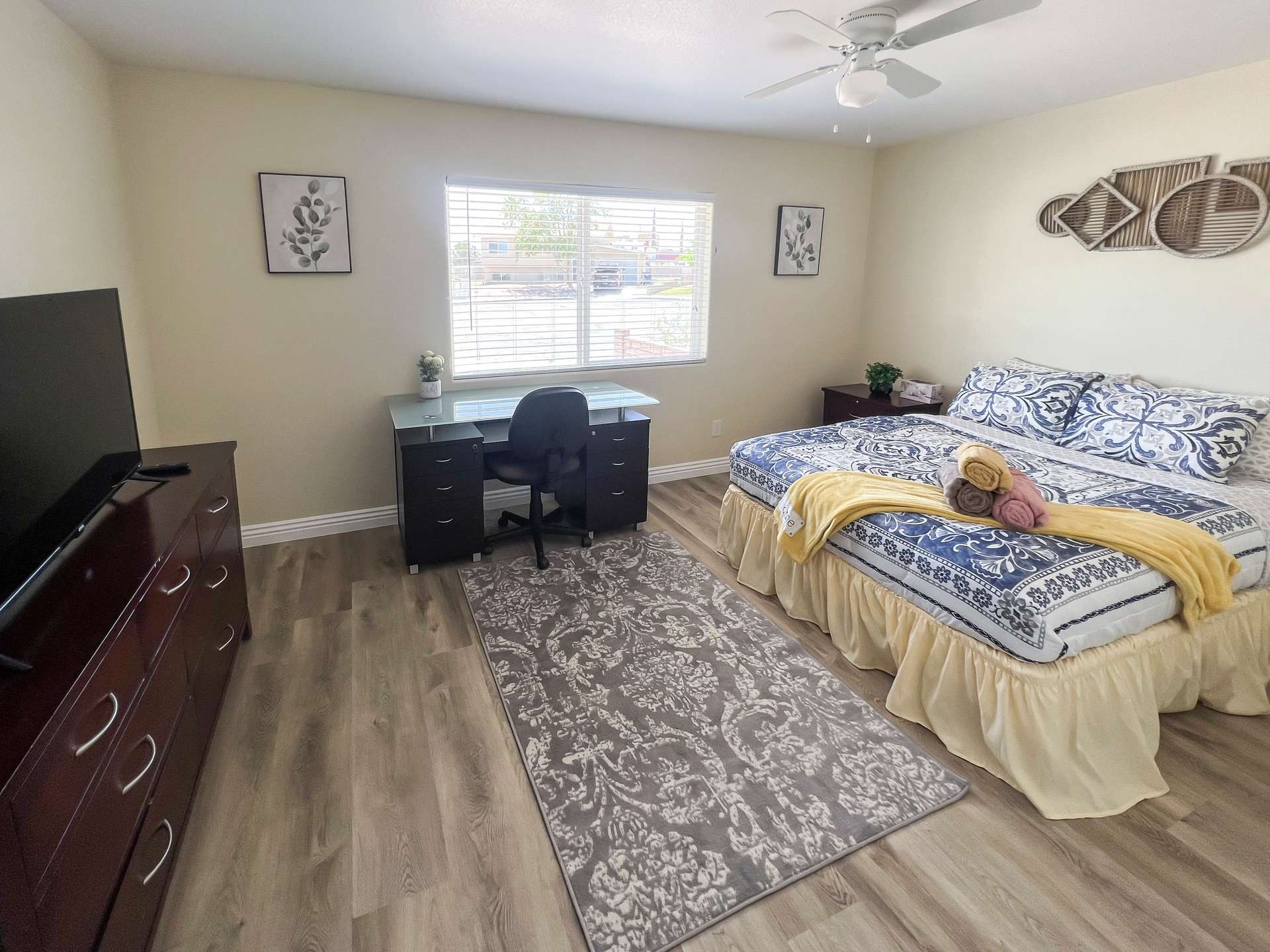 bedroom, detected:ceiling fan, window blind, bed