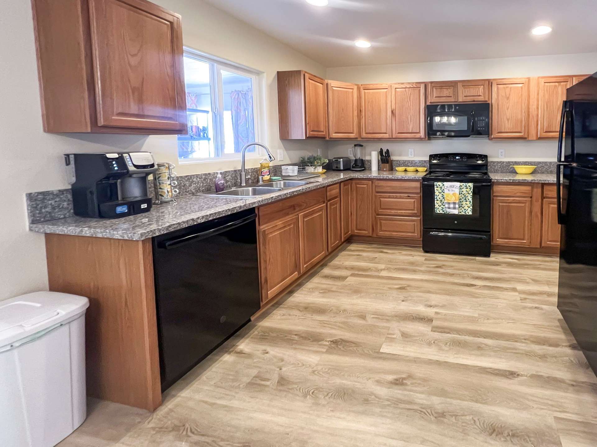 kitchen, detected:kitchen stove, stove, microwave oven, refrigerator
