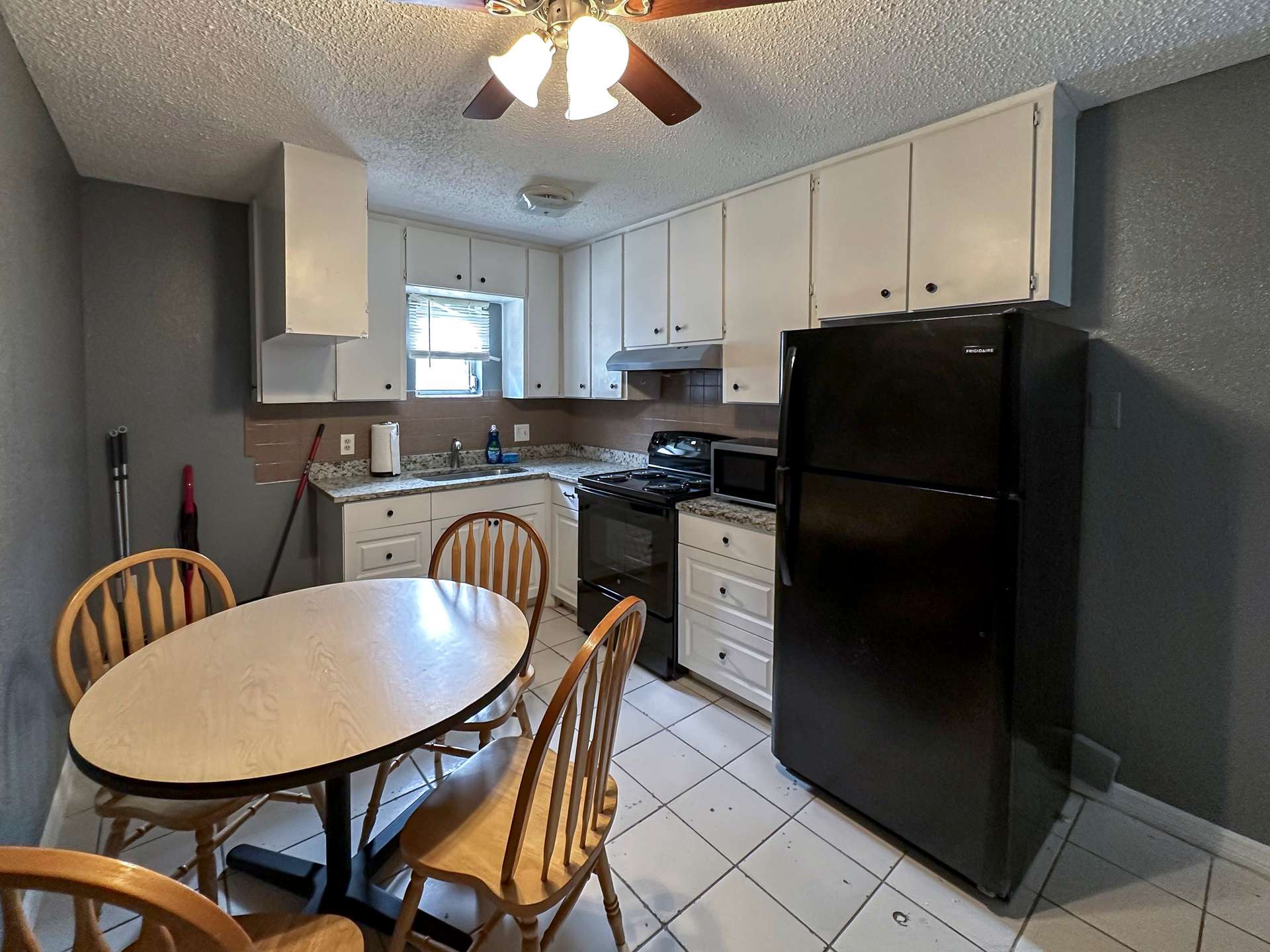 kitchen, detected:ceiling fan, kitchen stove, window blind, stove, refrigerator, gas stove