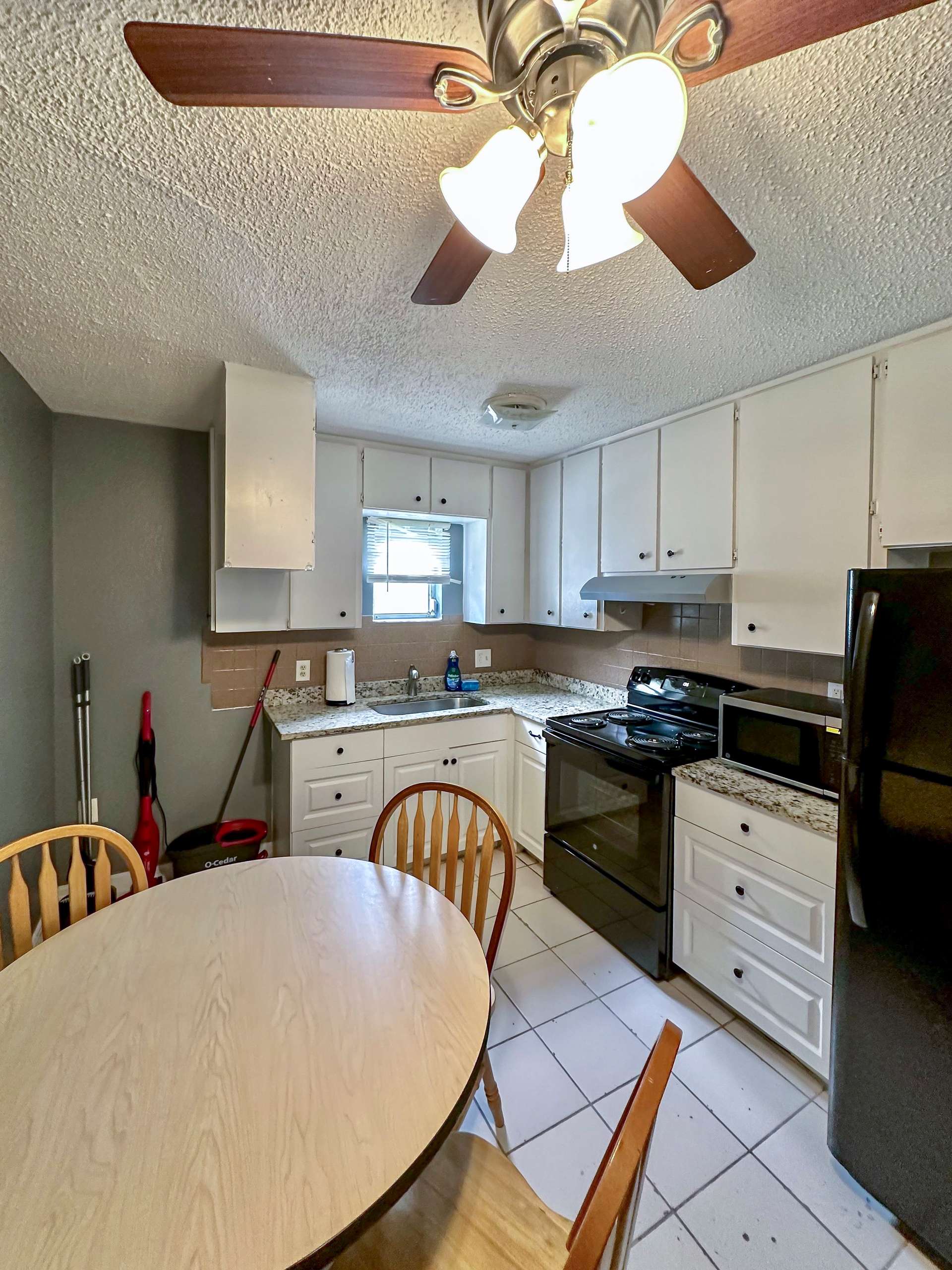 kitchen, detected:ceiling fan, kitchen stove, gas stove, stove, refrigerator