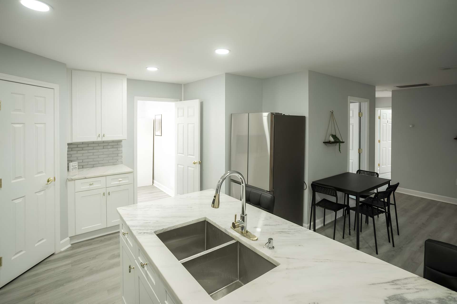 kitchen, detected:kitchen stove, refrigerator