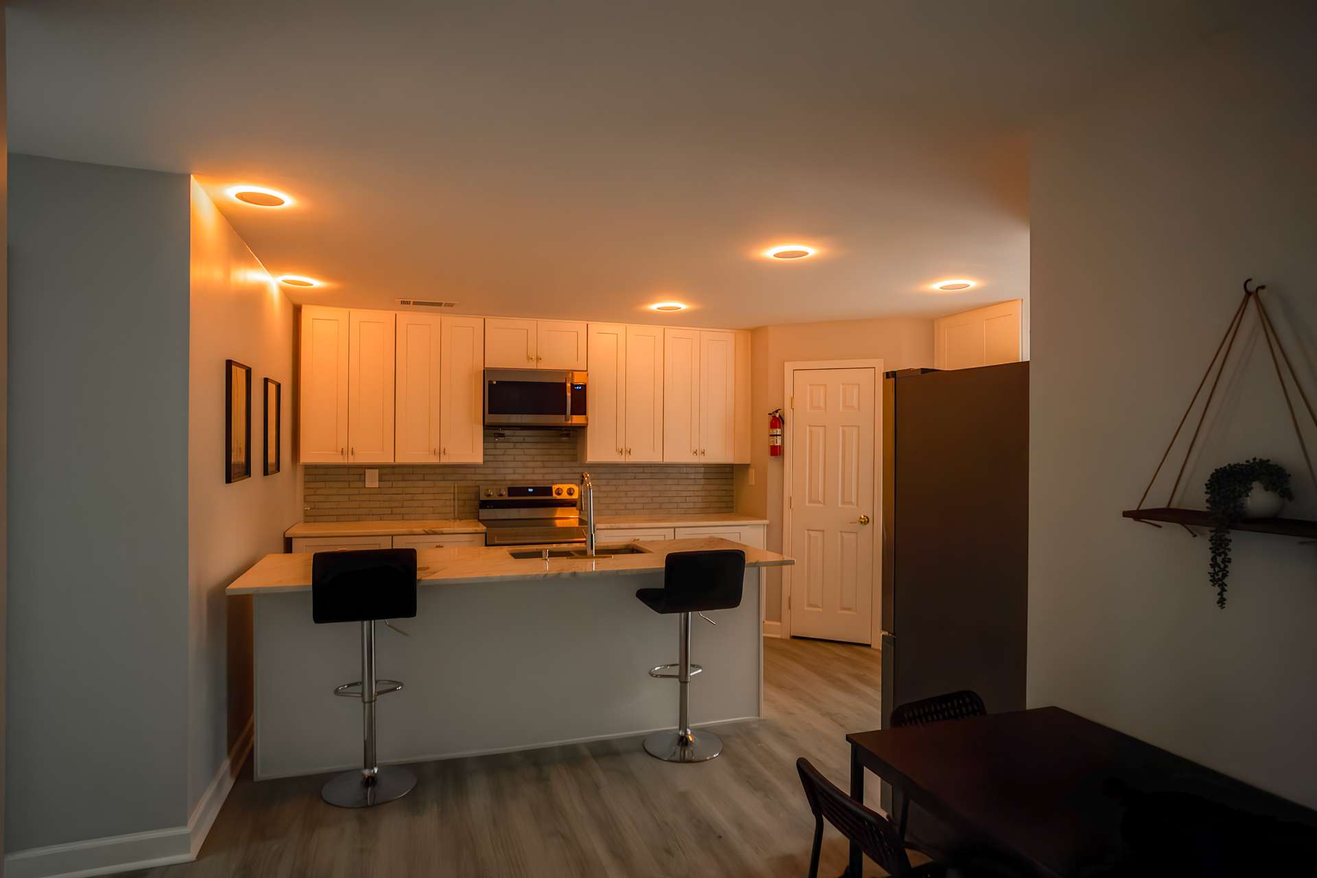 kitchen, detected:kitchen stove, microwave oven, stove