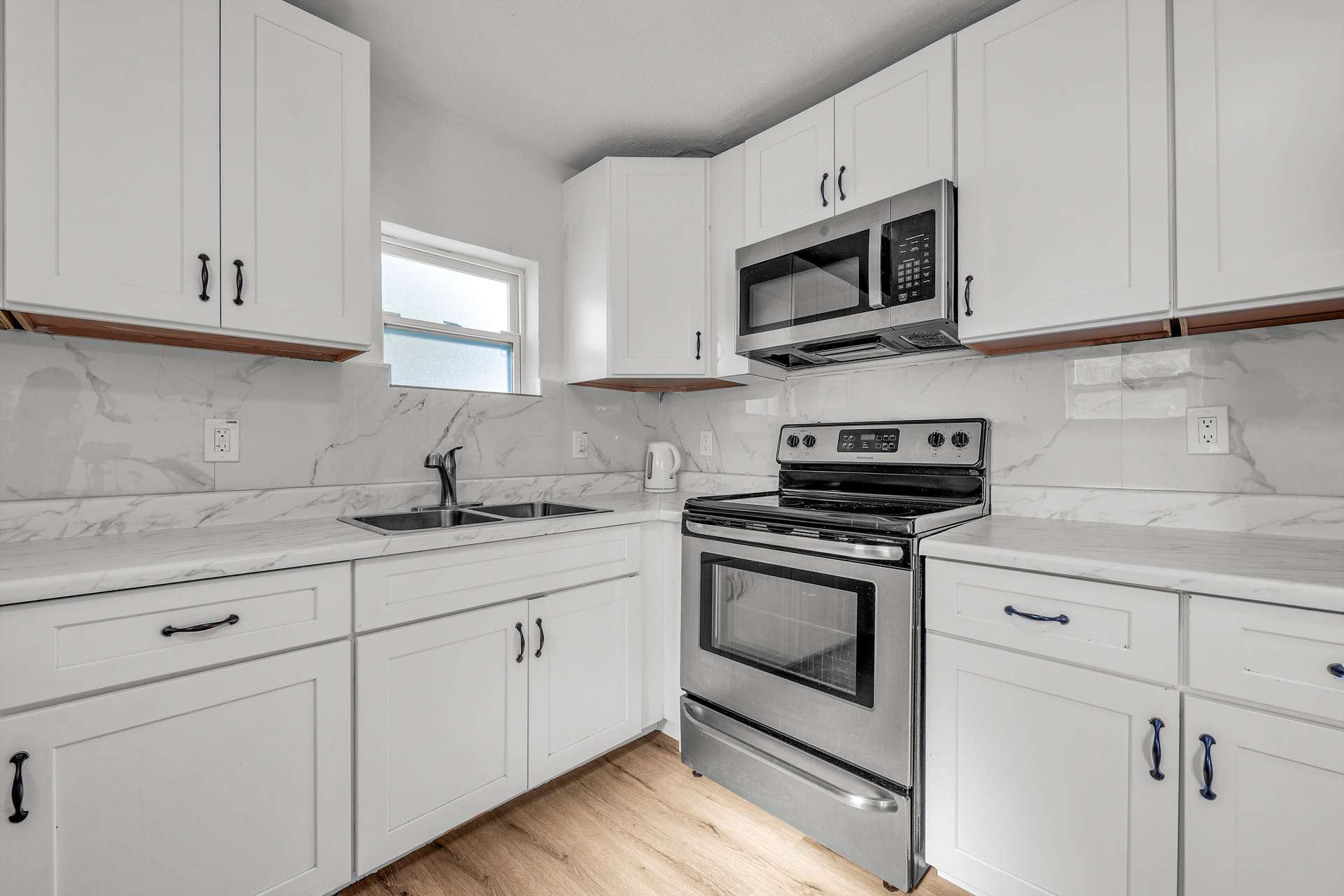 kitchen, detected:kitchen stove, stove, microwave oven, gas stove