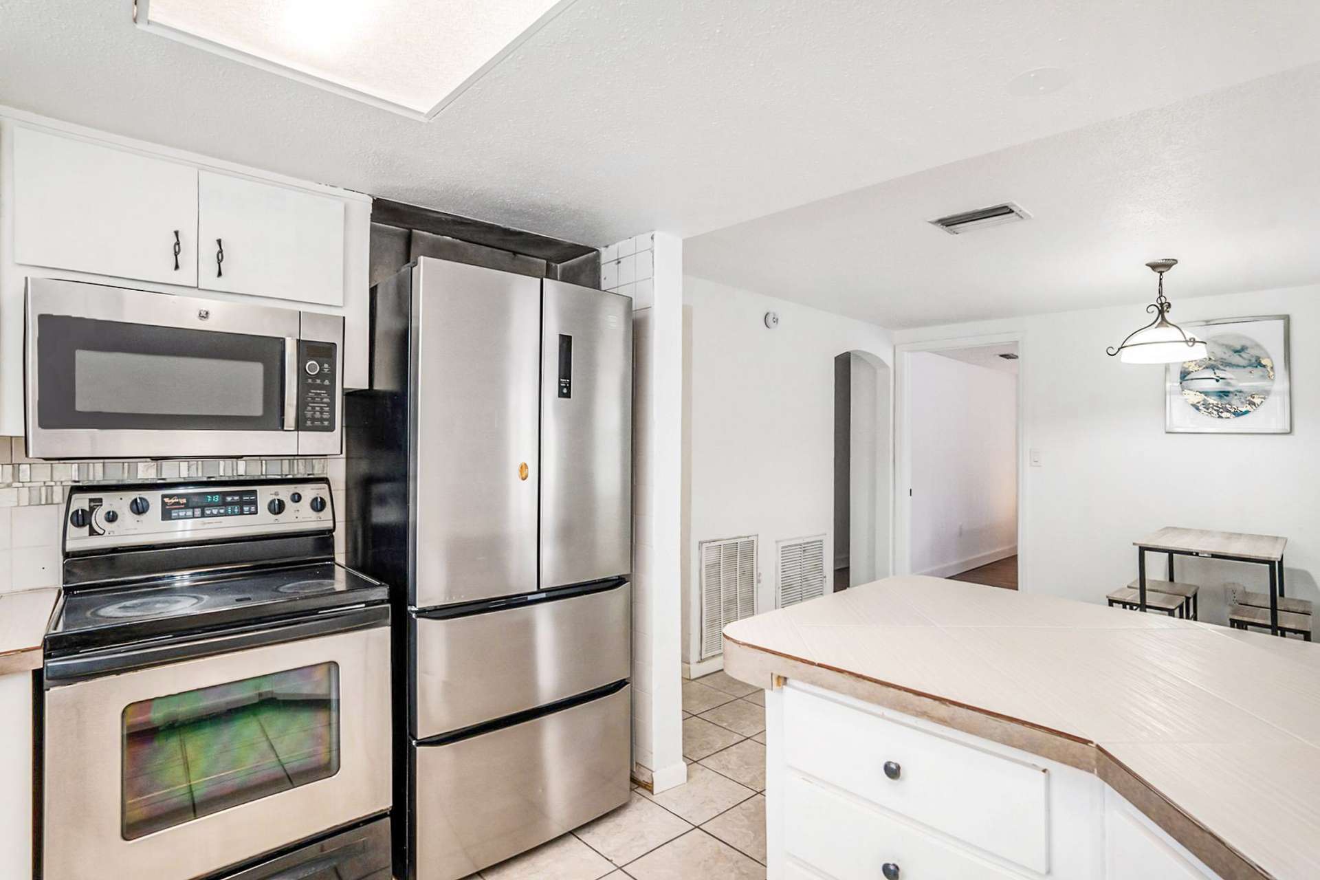 kitchen, detected:microwave oven, kitchen stove, stove