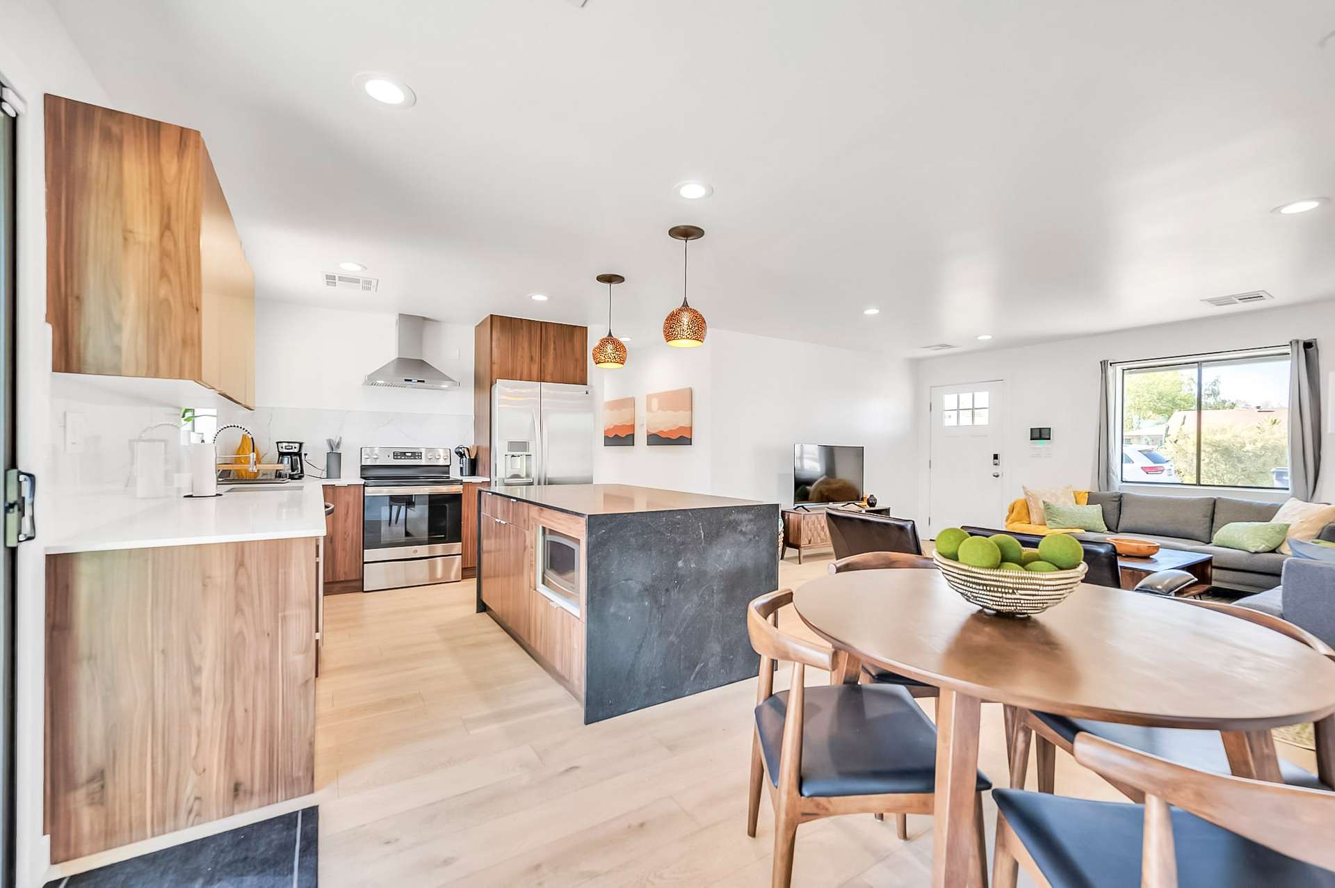 kitchen, detected:kitchen stove, refrigerator