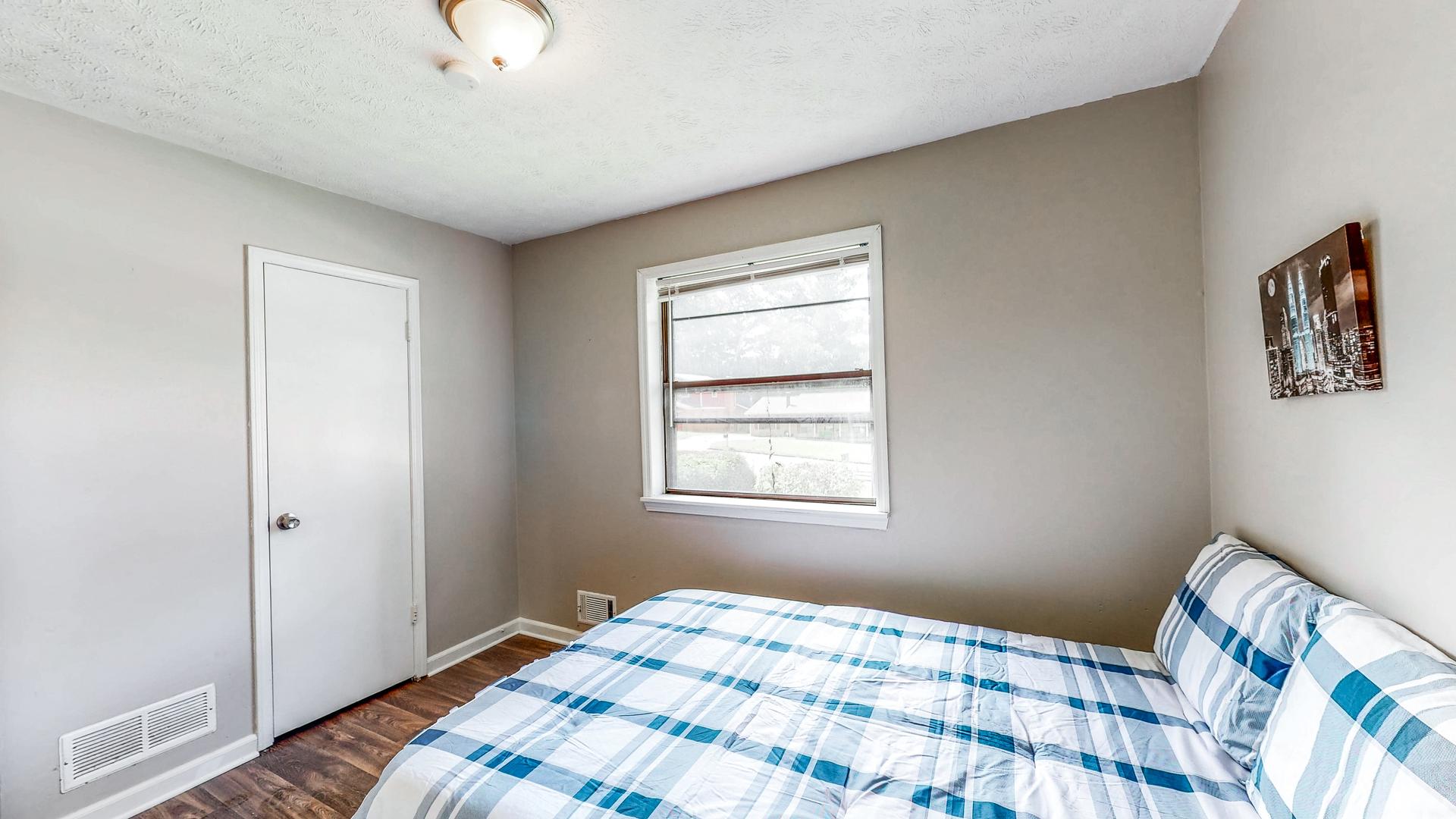 bedroom, detected: bed, window blind