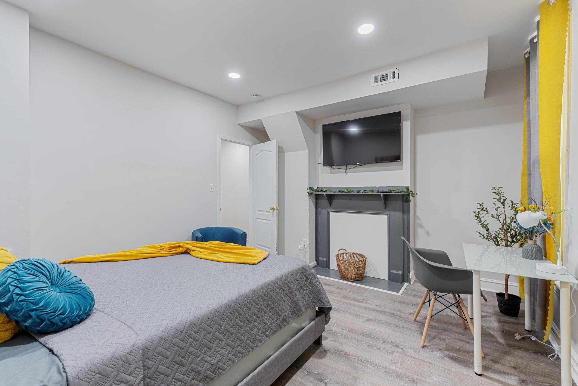 Enjoy a comfortable -Queen sized bed, a room equipped  14x12 with aconvenient  work station, an High -speed WIFI .