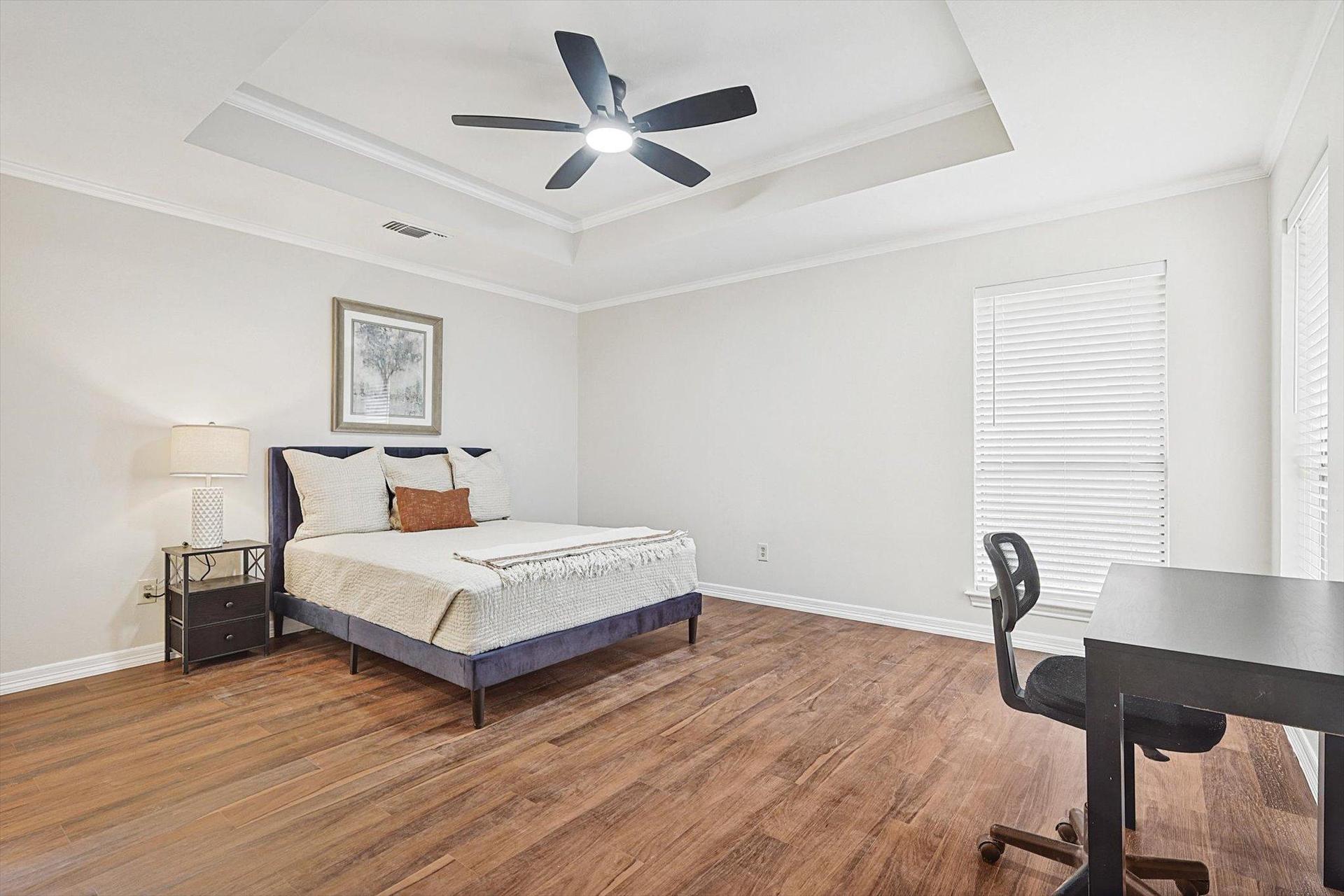 Queen bed with small desk area