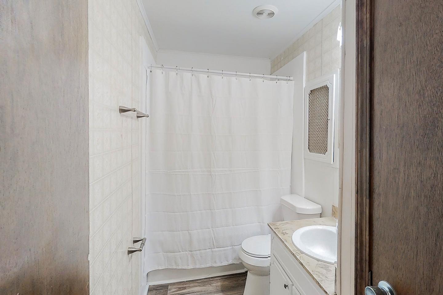 Bathroom(s)