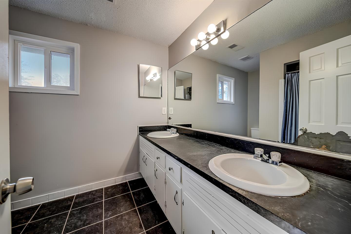 Bathroom(s)