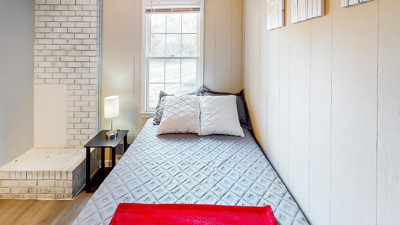 bedroom, detected: bed, window blind