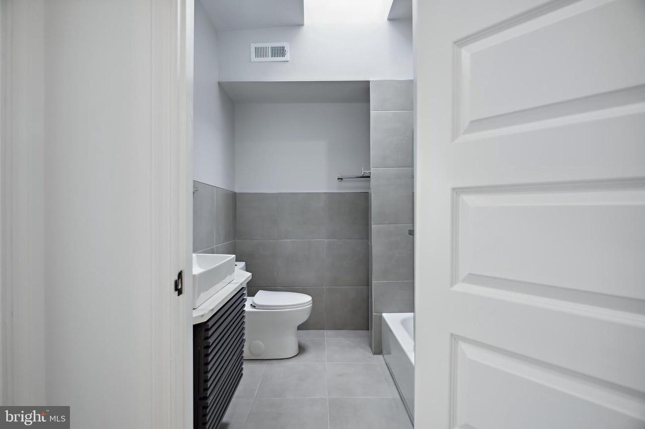 Private bathroom for room 2