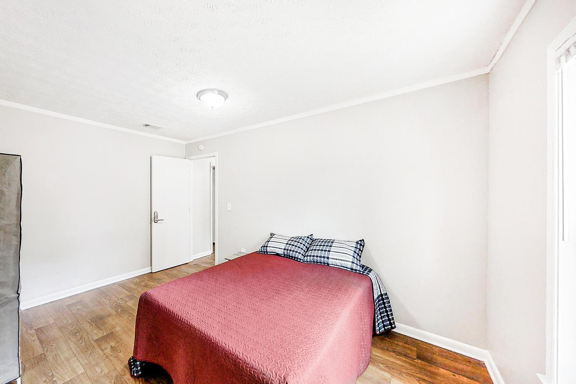 bedroom, detected: bed, fireplace