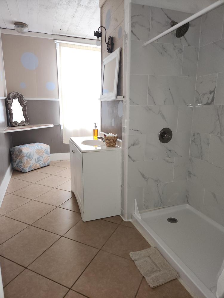Bathroom(s)