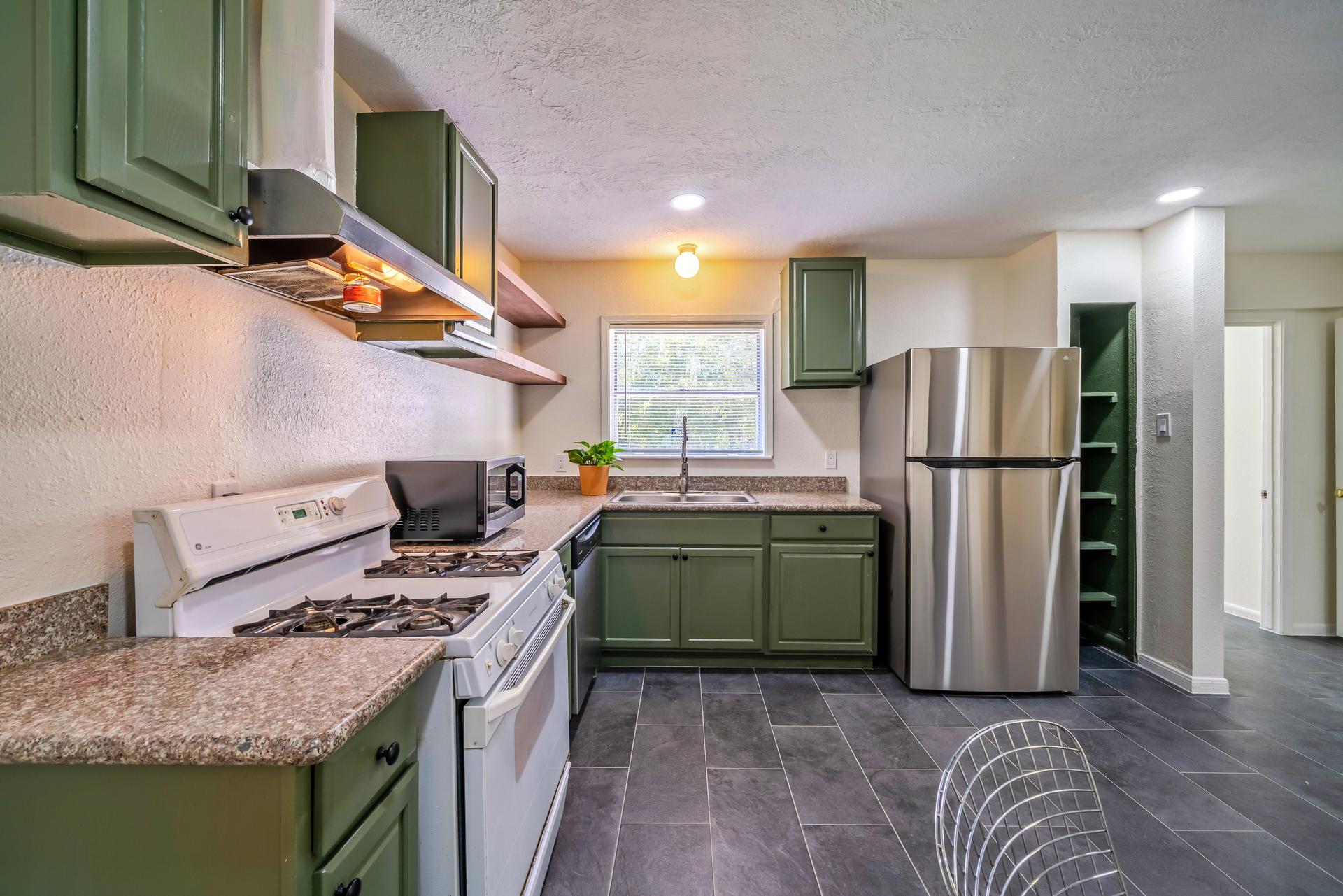 kitchen, detected: kitchen stove, gas stove, stove, refrigerator, microwave oven