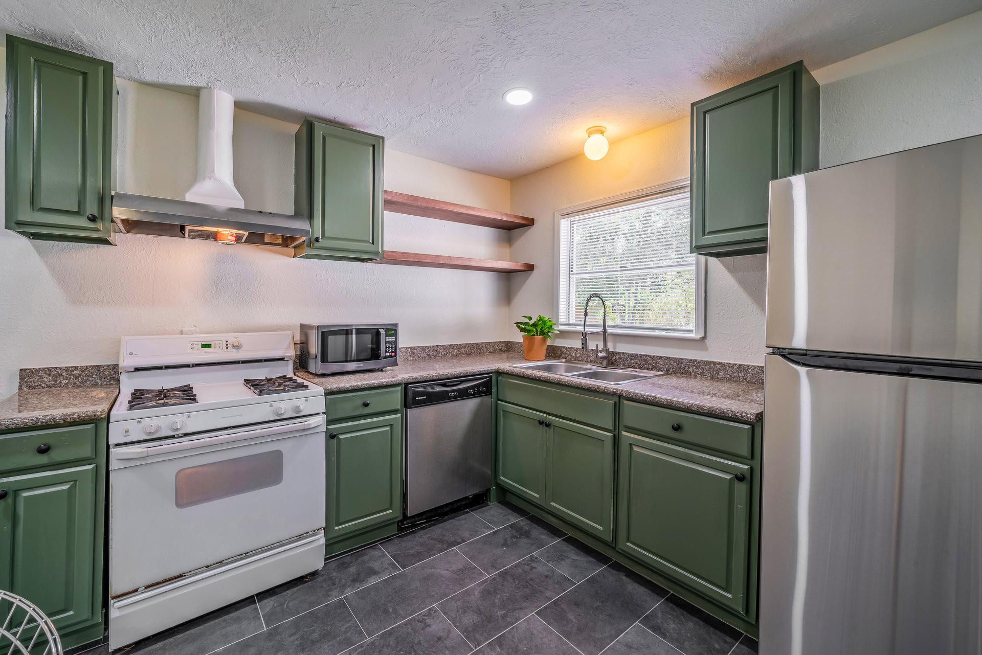 kitchen, detected: kitchen stove, stove, gas stove, microwave oven, refrigerator