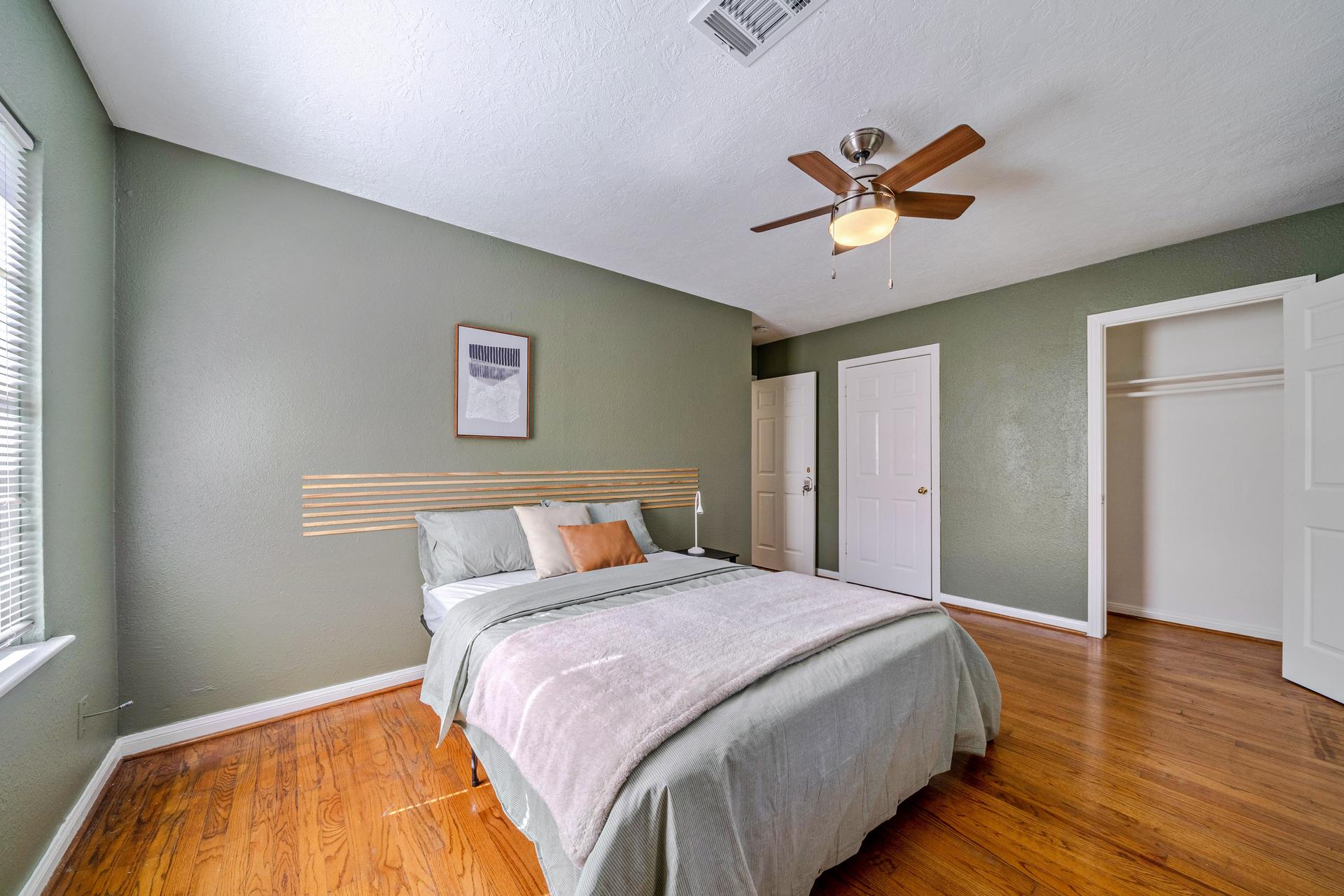 bedroom, detected: window blind, ceiling fan, bed