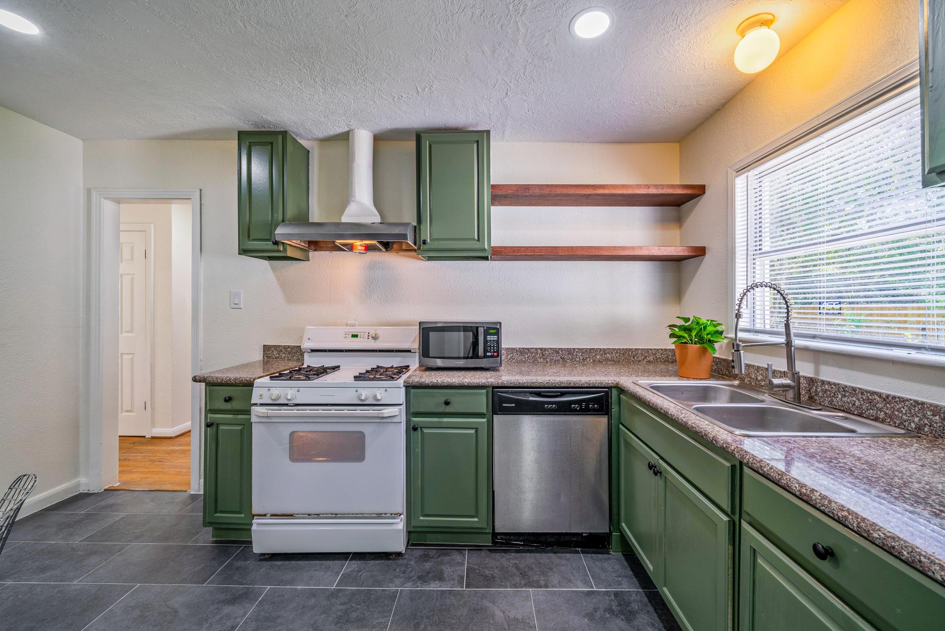 kitchen, detected: kitchen stove, stove, gas stove, microwave oven, window blind