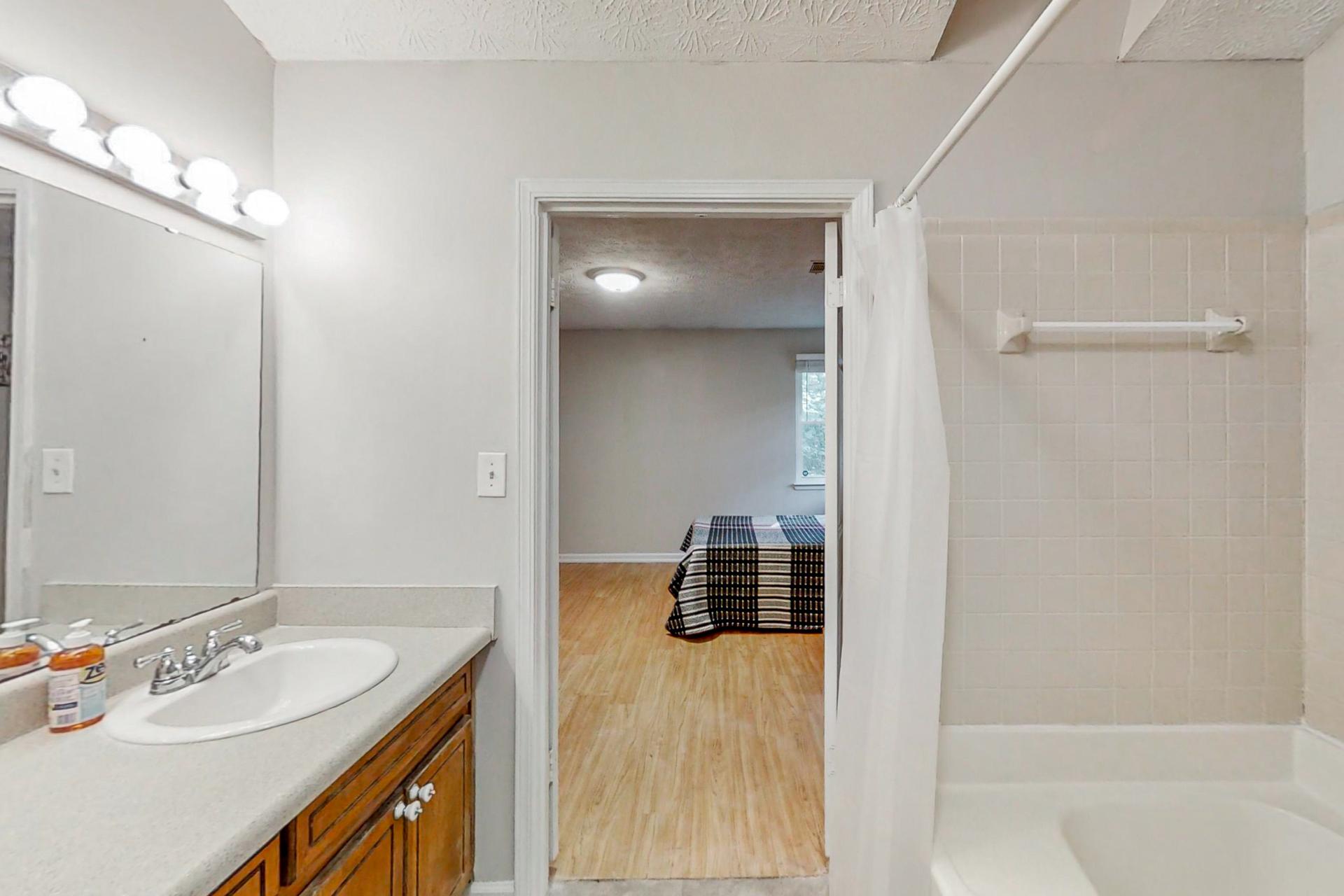 bathroom, detected: bathtub