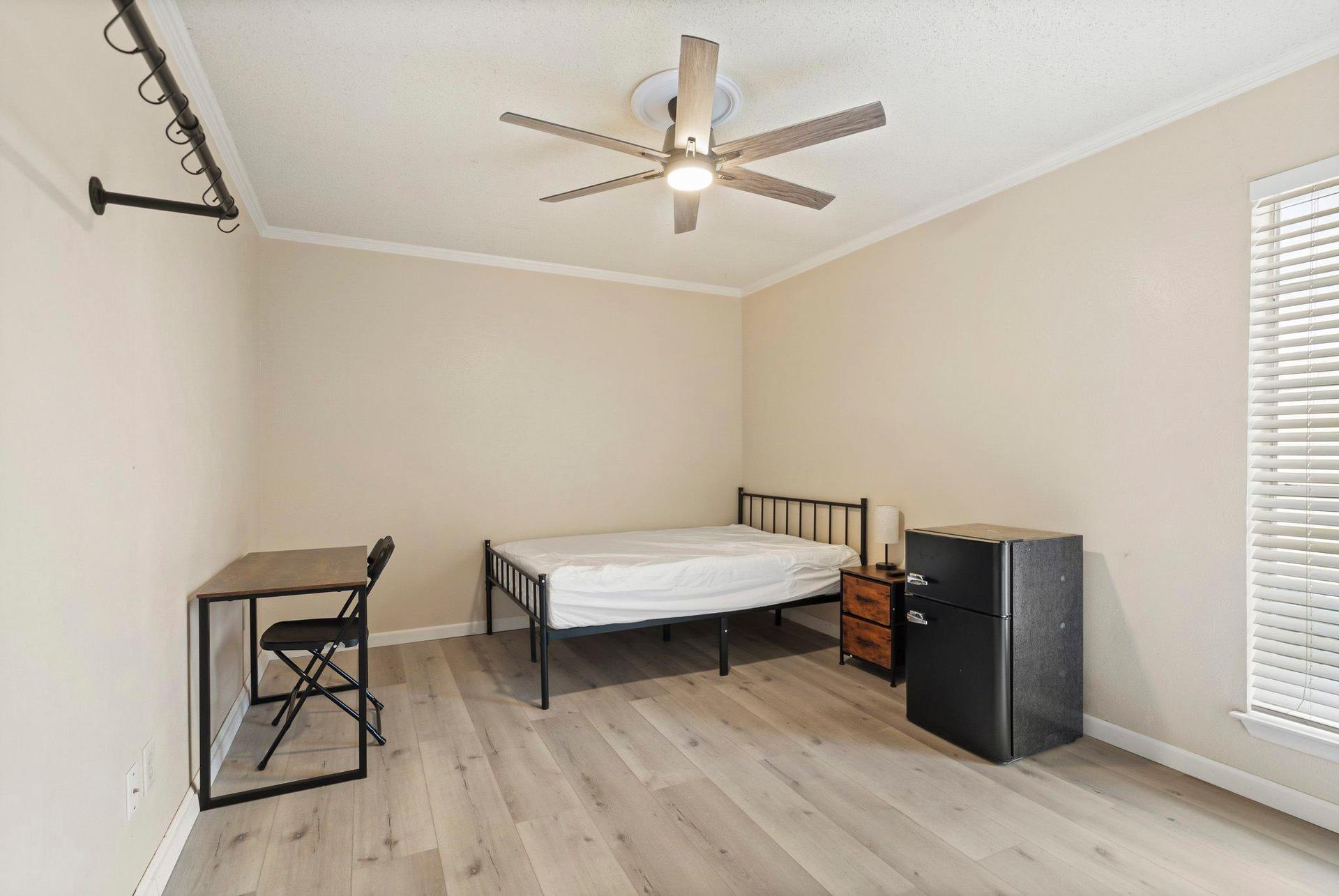 bedroom, detected:ceiling fan, bed, window blind