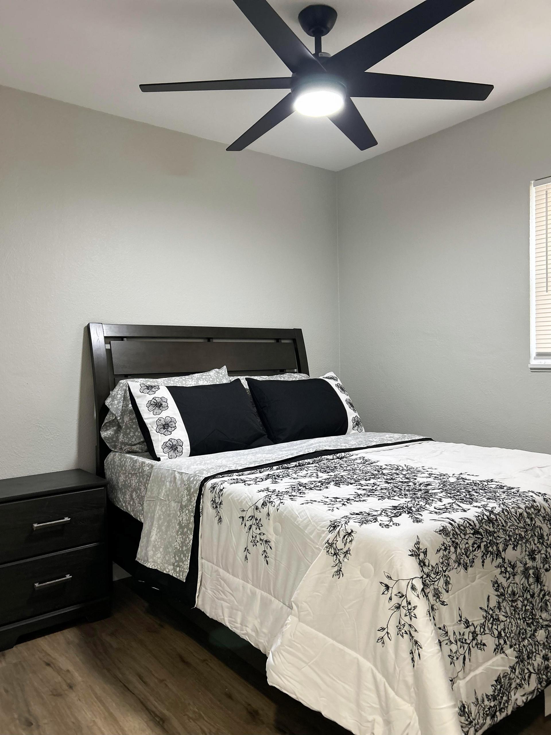 bedroom, detected:ceiling fan, bed, window blind