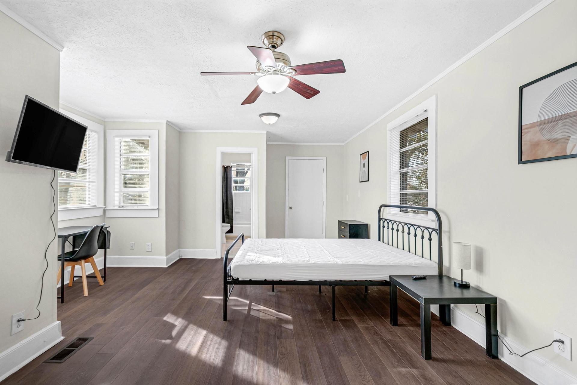 bedroom, detected:ceiling fan, bed